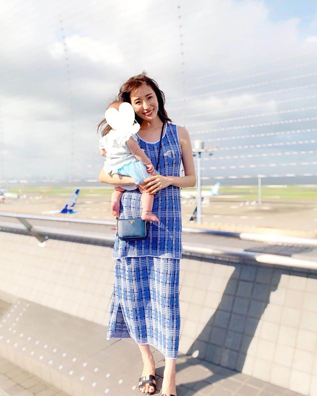 小林真由のインスタグラム：「⋆﻿ ⋆﻿ ブルーコーデ👩‍👧💙﻿ setup: #lecielblue ﻿ sandal: #hermes﻿ bag: #prada﻿ ﻿ ﻿ 東京に遊びに来ていた ﻿ いとこ達と東京巡りをしたお盆でした♡﻿ ﻿ 楽しかった🍧﻿ 小さかったみんなが﻿ いつのまにか大人になって、﻿ 嬉しいんだけど寂しいような🐻﻿ 相変わらず優しい子達でほっこり🥺﻿ ﻿ みんなと一緒にいられて﻿ 娘も大はしゃぎでした👧🏼🍓﻿ ﻿ #夏 #東京 #観光 #ファッション #コーデ #ママコーデ #ママライフ #コーディネート #セットアップ #ルシェルブルー #エルメス #プラダ #メゾピアノ #ベビー服 #夏服  #リンクコーデ #生後8ヶ月 #空港 #夏休み #羽田空港 #coordinate #fashion #mezzopiano ﻿」