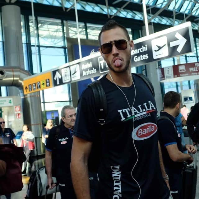 ダニーロ・ガリナリのインスタグラム：「Buon Ferragosto! ‬ ‪😎⛱ ✈️ 🇬🇷 ‬ ‪#Italbasket #NothingButAzzurri」