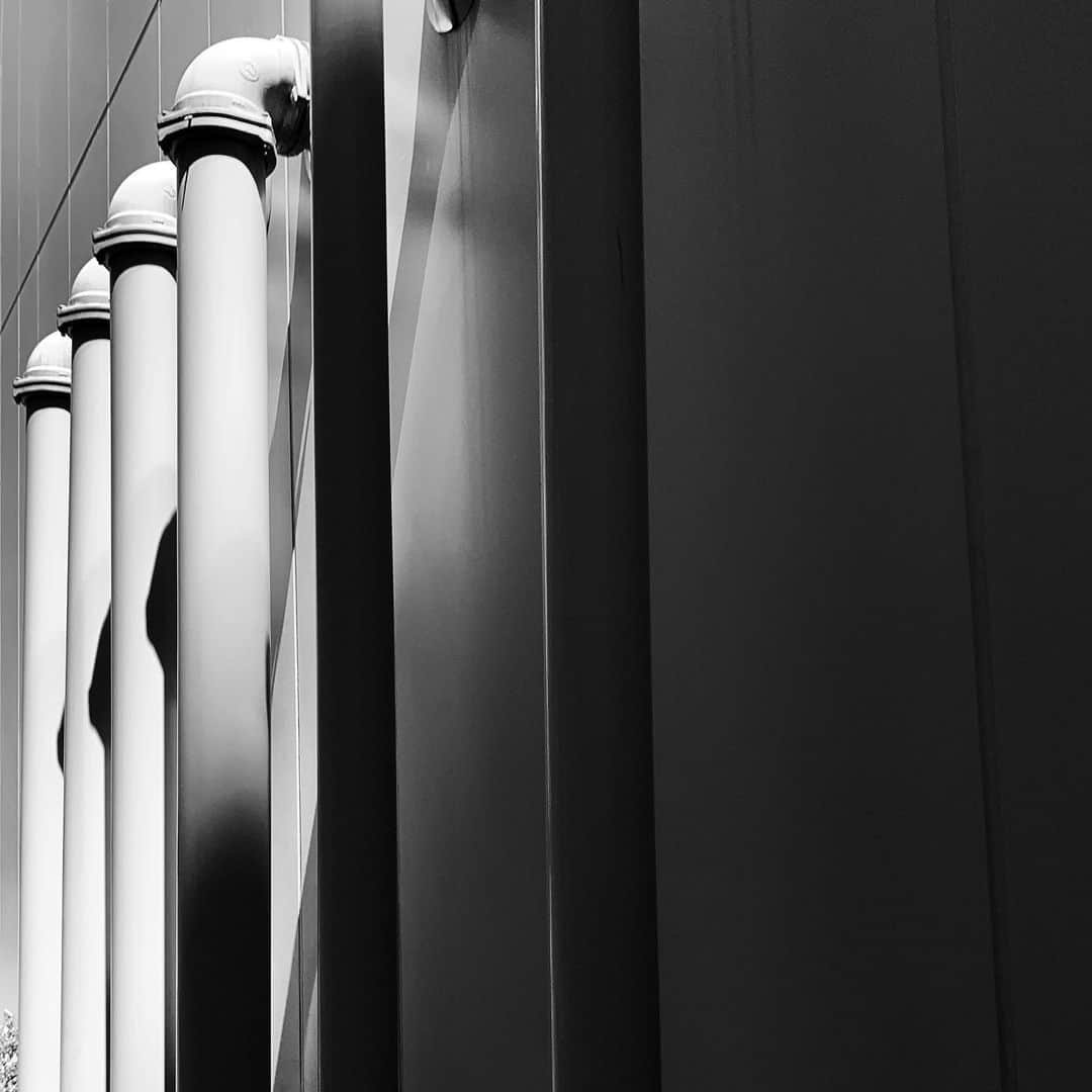 naotakeのインスタグラム：「パイプ - Pipes / iPhone XR + Snapseed, 20190816 . . 高速バスの旅は快適です。運転手さん、ありがとうございました。 . . #royalsnappingartists #infamous_family #rsa_main #infinity_photo_cult #2_fineart #jp_gallery #jp_gallery_bnw #trb_bnw #wp_bnw  #bnw_life #bnwlife_member #bnw_life_shots #bnw_captures #world_bnw #top_bnw #team_jp_ #team_jp_モノクロ #ig_energy_bw #ig_nihon #streetphotographybnw #igersjp #blackandwhite #bnw #bnwphoto #monochrome #bw #bnwphotography #ShotOniPhone #shotoniphoneXR」