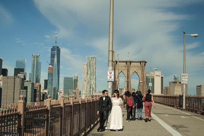 デコルテウエディングフォトグループさんのインスタグラム写真 - (デコルテウエディングフォトグループInstagram)「海外でも撮影可✨ ニューヨークの美しい街並みで結婚写真✈️✨期間限定「ニューヨーク特別プラン」とは？﻿ ﻿ 国内外での結婚写真の撮影ができるデコルテ。﻿ 実は、5月〜10月の期間限定で﻿ 「ニューヨーク特別プラン」があることを﻿ 皆さんはご存知でしょうか？🙌﻿ ﻿ 本日は、プランと合わせて﻿ ニューヨークでのお写真をご紹介します♩﻿ ﻿ ﻿ 🗽期間限定の「ニューヨーク特別プラン」﻿ ﻿ 撮影代、衣装代などが一式込み、﻿ アッパーイーストやミッドタウンエリアで﻿ 結婚写真の撮影を行う特別プラン。﻿ ﻿ セントラルパークや自由の女神、﻿ ニューヨークの象徴となる撮影スポットで、﻿ 都会的な1枚を残すことができますよ💍﻿ ﻿ ﻿ 海外での撮影では「言葉が通じるかな？」﻿ 「コミュニケーション撮れるかな？」と﻿ 不安なこともありますが、海外での撮影経験豊富な﻿ デコルテ専属スタッフが撮影するのでご安心を！﻿ ﻿ 他社にはない取り組みとなりますので、﻿ 「旅の道中で結婚写真の撮影ができる」と﻿ デコルテを知っていただけたら嬉しいです😊💕﻿ ﻿ 旅のついでに、特別な1枚を。﻿ ぜひ一度ご検討くださいませ💍﻿ ﻿ 海外撮影のご質問などもお待ちしております！﻿ @decollte_weddingphoto﻿ ﻿ ﻿ 📷1〜6枚目﻿ photographer @keisuke_shimozono﻿ studio @newyork_decollte﻿ ﻿ 📷7〜9枚目﻿ photographer @rei_kinoshita_tvb﻿ studio @newyork_decollte﻿ ﻿ ﻿ #ニューヨーク #ニューヨーク前撮り #trip #新婚旅行 #海外ウェディング #海外ウェディングフォト #フォトツアー #世界の絶景 #タイムズスクエア #ニューヨーク旅行 #ニューヨーク旅 #令和婚 #2019夏婚 #2019年夏婚 #ウェディングフォト #結婚写真 #フォトウェディング #ウェディングニュース #ニューヨーク観光 #ロケーション撮影 #前撮り #後撮り #花嫁準備 #花嫁コーディネート  #卒花嫁 #結婚準備 #花嫁 #d_weddingphoto #フォトジェニックブライドアンバサダー」8月15日 18時42分 - decollte_weddingphoto