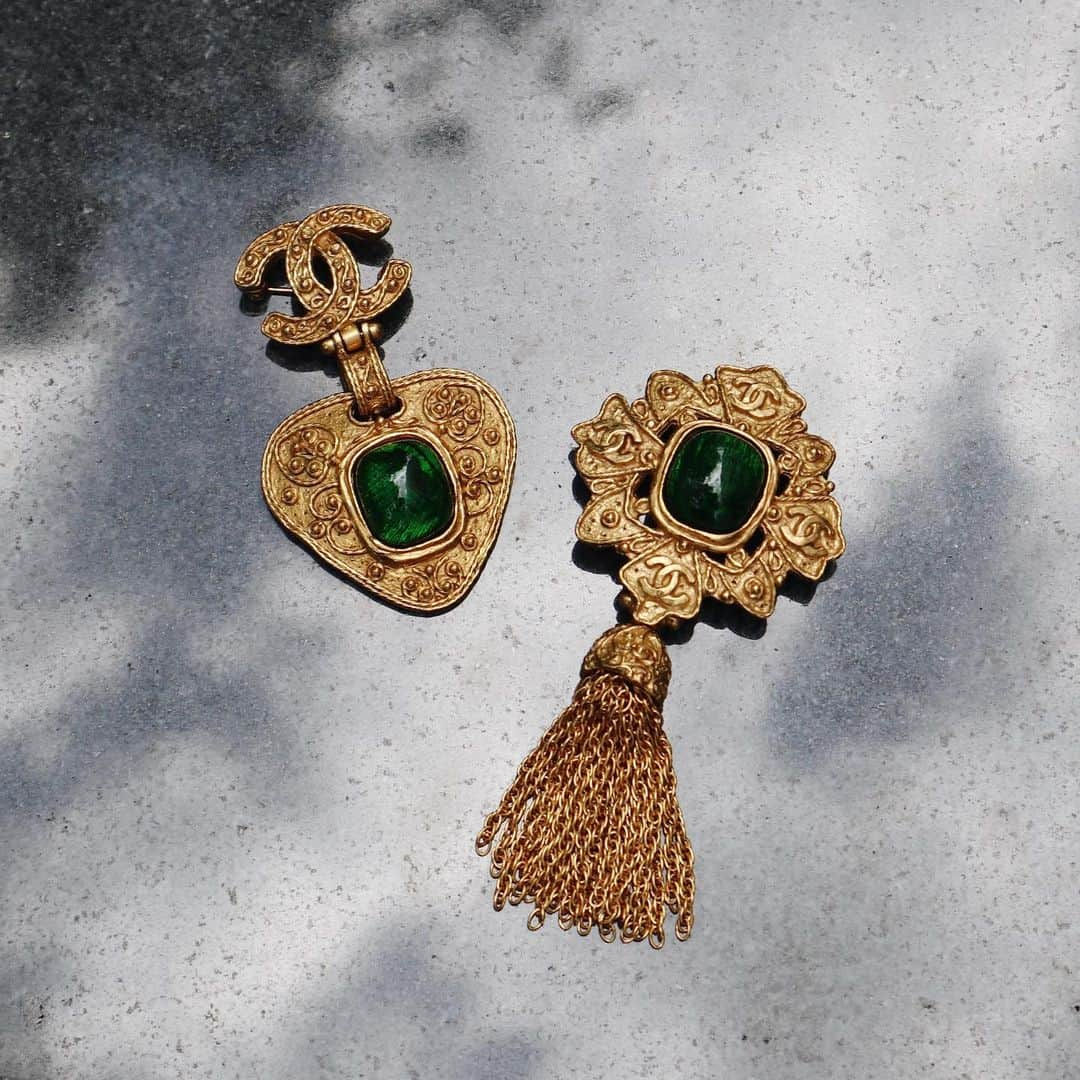 Vintage Brand Boutique AMOREさんのインスタグラム写真 - (Vintage Brand Boutique AMOREInstagram)「Vintage Chanel green gem motif brooches ▶︎Free Shipping Worldwide✈️ ≫≫≫ DM for more information 📩 info@amorevintagetokyo.com #AMOREvintage #AMORETOKYO #tokyo #Omotesando #Aoyama #harajuku #vintage #vintageshop #ヴィンテージ #ヴィンテージショップ #アモーレ #アモーレトーキョー #表参道 #青山 #原宿#東京 #chanel #chanelvintage #vintagechanel #ヴィンテージ #シャネル #ヴィンテージシャネル #amorewardrobe #アモーレワードローブ」8月15日 18時43分 - amore_tokyo