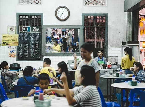 タイ国政府観光庁さんのインスタグラム写真 - (タイ国政府観光庁Instagram)「＜ローカル食堂探訪🥢＞﻿ ﻿ 今回は、タイ南部トランの食堂「シン・チュウ」へGO😋﻿ 「シン・チュウ」は早朝から夜まで営業している、地元の人で賑わう人気の食堂。メニューにはローカルフードがならび、トラン名物の焼き豚が乗ったご飯「カオ・ムーヤーン」は絶品✨﻿ ﻿ 朝食に訪れるなら、パートンコー（タイ風あげパン）とジョーク（お粥）の組み合わせにもぜひトライしてみて👍﻿ ﻿ #ローカル食堂探訪 #タイ #トラン #カオムーヤーン #パートンコー #タイ料理 #タイ料理大好き #アジア料理 #エスニック料理  #こんなタイ知らなかった #もっと知りタイ #タイ旅行 #食べるの大好き #食べるの好きな人と繋がりたい #旅好きな人と繋がりたい #旅行好きな人と繋がりたい #thailand #trang #sinchew  #thaifood #thaifoodstagram #thaifoodie #amazingthailand #thailandtravel #thailandtrip #thai #thaistagram #lovethailand #12hiddengems」8月15日 18時44分 - amazingthailandjp