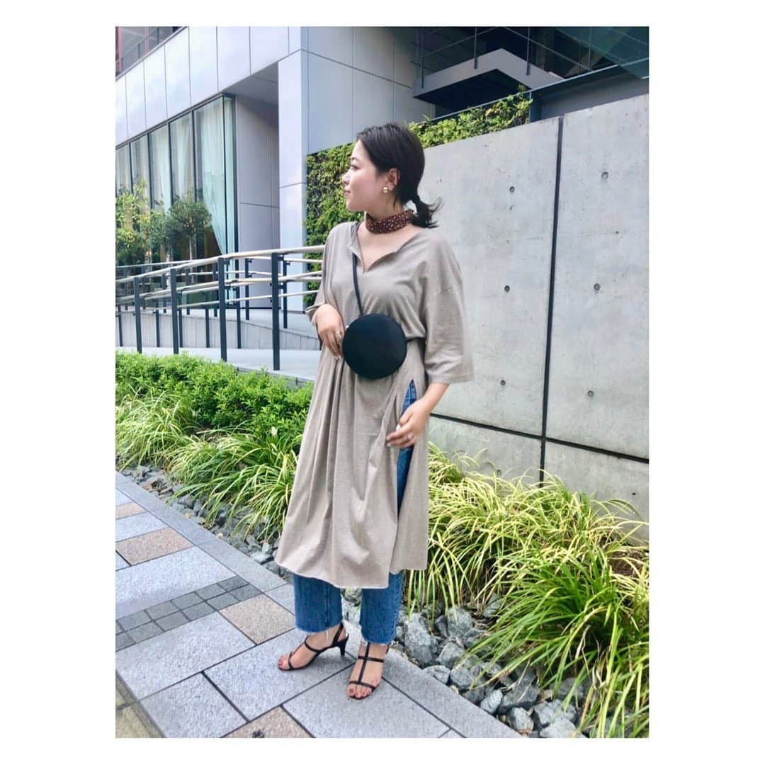 ETRÉ TOKYO ストアさんのインスタグラム写真 - (ETRÉ TOKYO ストアInstagram)「@etretokyo﻿ ﻿ Staff：ルクア大阪店 Saki 165cm【 @_sakichiru_ 】 ﻿ ﻿ 《NEW ARRIVAL 》﻿ ﻿ ONLINE STORE  8/15〜﻿ ルミネ 新宿店  8/16〜﻿ ルクア 大阪店  先行販売中﻿ ﻿  #サイドスリットロングカットソー ¥12,000 + TAX 着用 : BEIGE  #サークルベルトバック ¥12,000 + TAX  着用 : BLACK  #etretokyo#etre#fashion#ootd#outfit#coordinate#mineby3mootd#casual#etretokyoshinjuku #etretokyoosaka﻿ #エトレ#エトレトウキョウ#コーディネート #デニムコーデ #ブラウジング #カットソー#シンプル#シンプルコーデ#カジュアル #大人コーデ#大人カジュアル #LUCUA#ルミネ新宿」8月15日 18時50分 - etretokyo_store