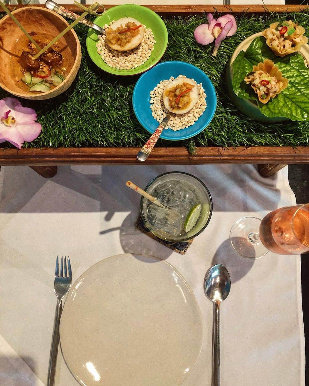 芽朗さんのインスタグラム写真 - (芽朗Instagram)「@issayasiameseclub .  私のタイ料理史上No. 1🇹🇭🇹🇭🤦‍♂️ 美味しさも、彩りや美しさもサービスも素晴らしかった。  高級タイ料理になるので初めてはランチコースがオススメと聞いて お昼に。 食べきれないくらいの沢山美味しいお料理が出てきました🐈. デザートのジャスミンパンナコッタも至福だった… 🍮 @shinoharakaori  さん教えてくれて有難うございます🥺❤️. #mellowfukushimatrip #trip #Bangkok #タイ料理 #Thailand #thailandtravel」8月15日 18時51分 - mellowfukushima