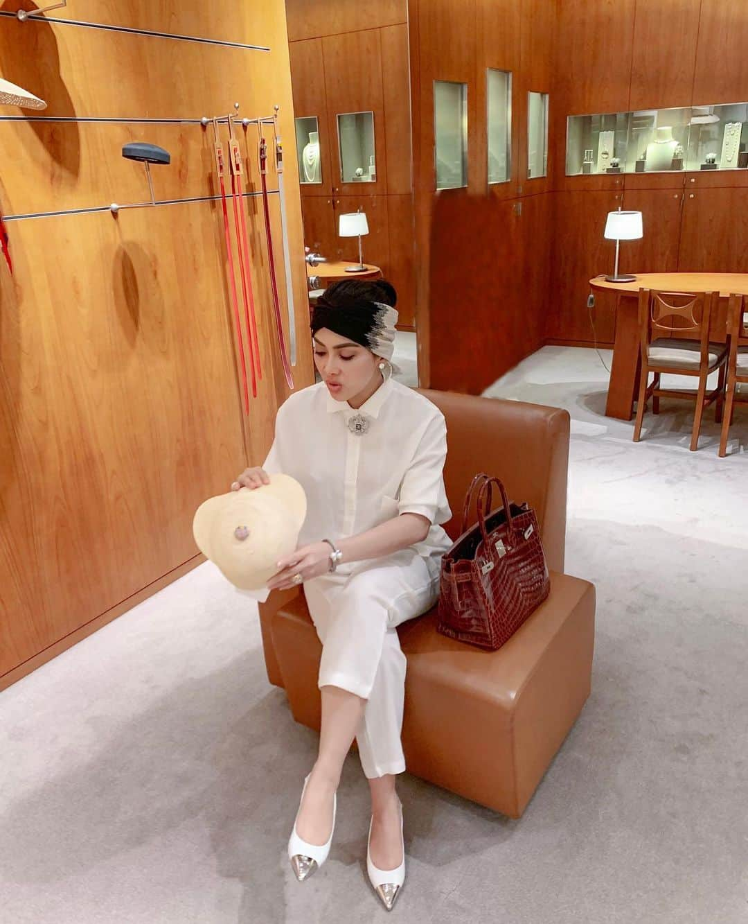 Syahriniさんのインスタグラム写真 - (SyahriniInstagram)「• If You Want To Get Ahead, Get A Hat !  _______\\\_______  #PrincesSyahrini」8月15日 18時52分 - princessyahrini