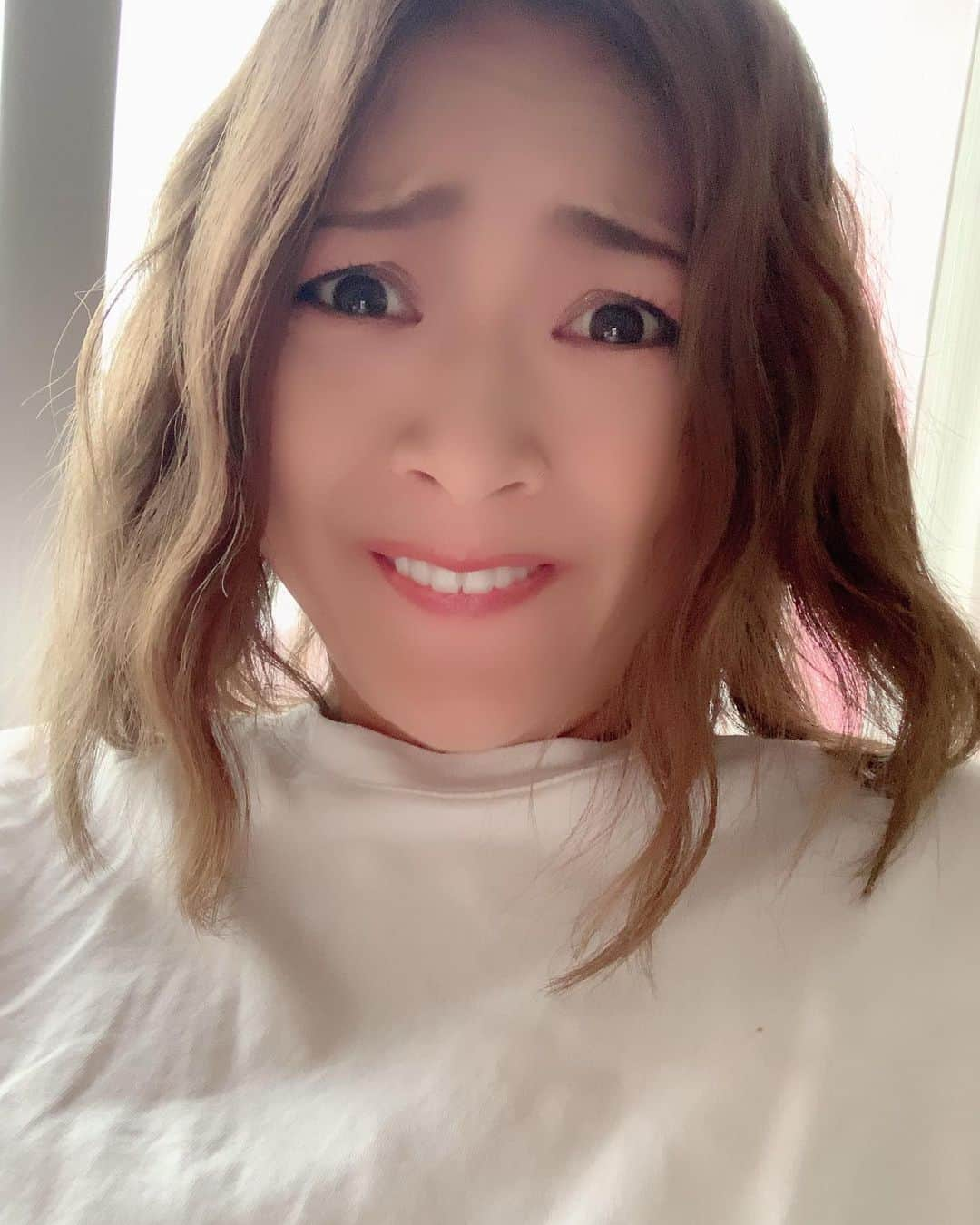 みかんさんのインスタグラム写真 - (みかんInstagram)「帰れないから、暇すぎて変顔しちゃうわなぁ🤪🤪🤪 もうUNOもやり過ぎて飽きたよ。。。 UNOのゲーム制に関心するほど、UNOしたよ❤️ 多分、今日の夜もまたやるんだろうな。 #暇 #島監禁 #キャンセル待ち #満席多し #変顔 #UNO」8月15日 18時53分 - mikan02241984