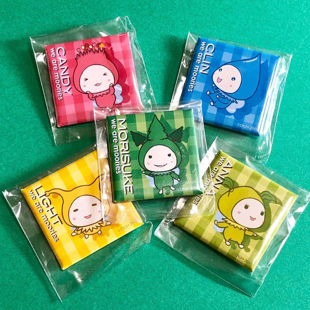 モーリーズのインスタグラム：「ぼくたちの #缶バッジ プレゼント企画、Twitterで実施中！ トップの「固定されたツイート」見てねー^_^ それを記念して、ぼくが今手元に持ってるモーリーズ  の缶バッジ公開です！^_^. . #モーリーズ缶バッジコレクション #モーリーズ #moories  #ダイナム #かわいい #kawaii #cute #ゆるキャラ #ご当地キャラ #キャラクター #follow #ぬい撮り #stuffedtoy #instagood #マスコット #木の妖精 #モリスケ」