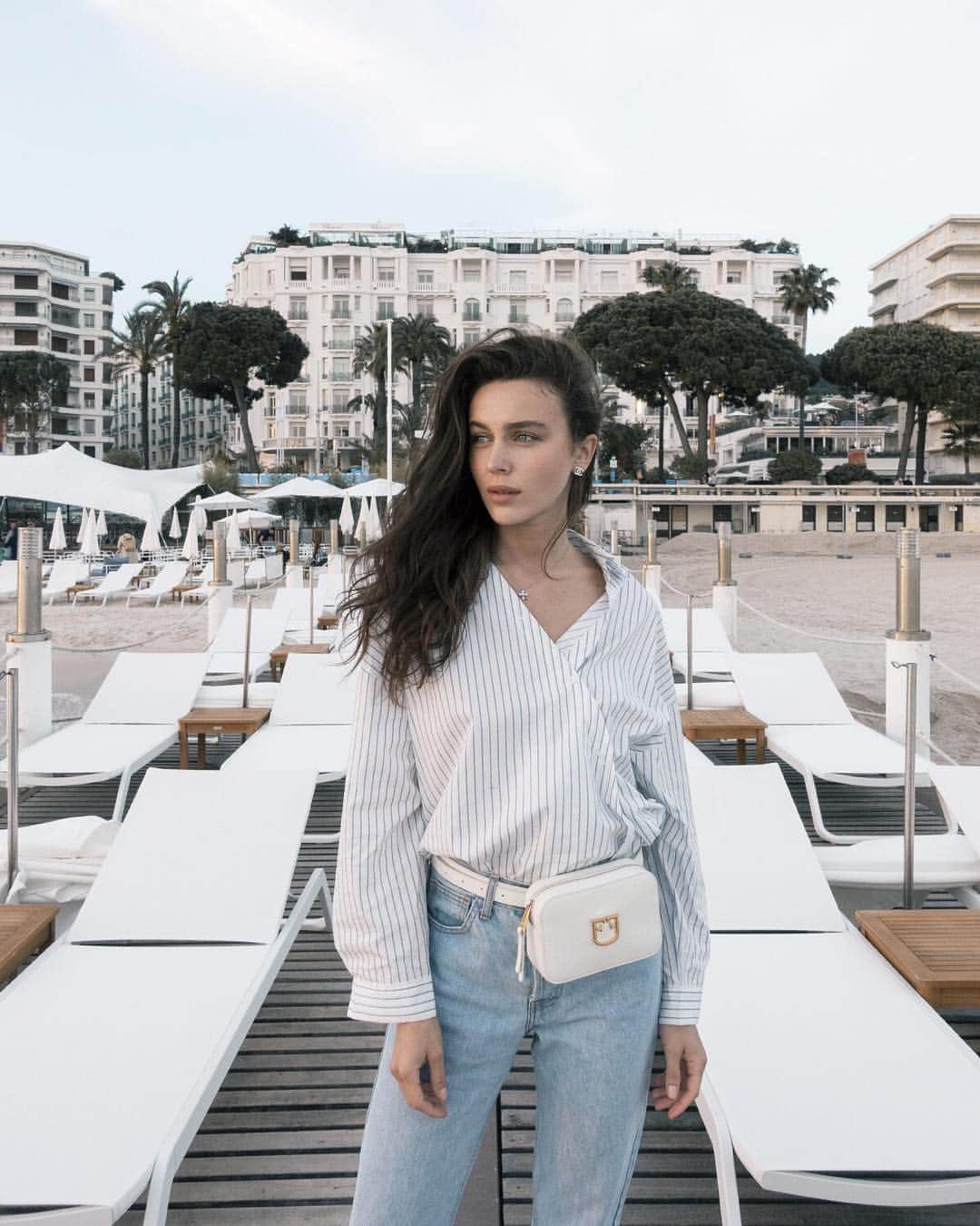 フルラさんのインスタグラム写真 - (フルラInstagram)「Looking chic. @maryleest in Cannes with her getaway essential, the white Furla Belvedere belt bag.  #thefurlasociety #furlafeeling #newcollection #furla #accessories #fashion」8月15日 19時04分 - furla