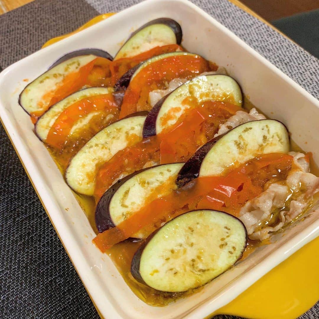 シュネルさんのインスタグラム写真 - (シュネルInstagram)「『レンジで簡単ナスとトマトと豚肉の重ね蒸し』  作り方 ・ナス、トマト、豚肉を食べやすい大きさに切ったら、それぞれの具を重ねてお皿に盛る  たれ ごま油 1 砂糖 1 生姜 1 ポン酢 2 ・たれを具にかけてレンジで蒸したら出来上がり  #food #料理 #夕ご飯 #夏野菜 #レシピ #シュネルキッチン #おうちごはん」8月15日 18時57分 - schnell_solidemo