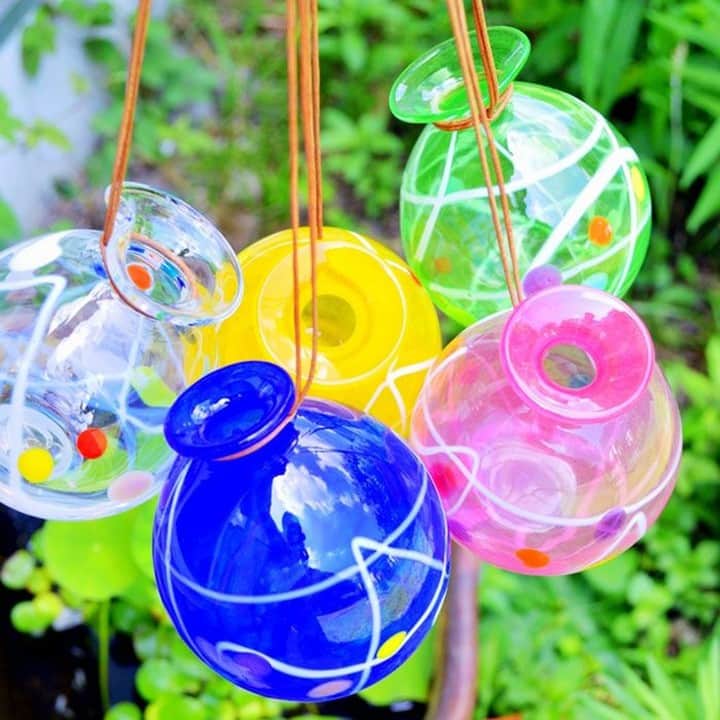 minneさんのインスタグラム写真 - (minneInstagram)「夏祭りの定番「ヨーヨー」をモチーフに作られた吹きガラスの一輪挿しです。⠀ 底部があるので吊るすだけでなく直置きも可能。夏の空がよく似合う一輪差しがお部屋にエネルギーを運んでくれそう。⠀ .⠀ ヨーヨー花入れ　・　クリア /ガラス工房ＦＡＲＯさん（ @jgokita ）⠀ 作品はこちら▶️https://minne.com/items/2001415⠀ .⠀ #ヨーヨー #夏祭り #お祭り #花火大会 #祭 #夏 #ガラス #吹きガラス #ガラス細工 #ガラス小物 #ガラス食器 #一輪差し #花瓶 #インテリア #雑貨 #minne #ミンネ #ハンドメイド #handmade #プレゼント #ギフト #ハンドメイド作品 #手作り #ギフト」8月15日 19時00分 - minne_official