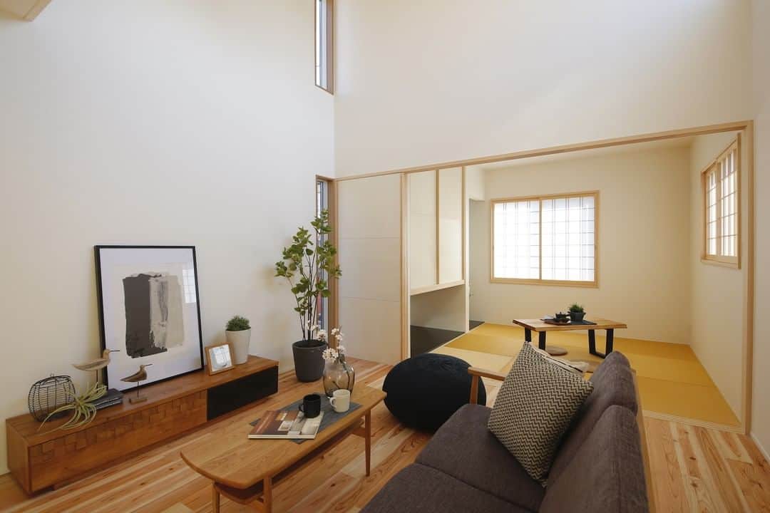 勝美住宅さんのインスタグラム写真 - (勝美住宅Instagram)「. 和の空間といえば、 日本人の体格に合わせ天井が低い方が 落ち着くとも言われます。 . 実際に天井が低い和の空間は落ち着きますが、 吹き抜けであっても、すごく心地よく違和感がないのは 寺社仏閣の開放的な空間も知っているからでしょうか？ . このピックはリビングの天井が吹き抜けていて、 上部から満月のようなペンダントライトがリビングを照らします。 . 吹抜けの窓を通して、外からもこの照明が見えるように 高さの検討を重ねたのは、設計士のこだわりです。 . 天井を仰いで満月を眺めていると 心地よい眠りに誘われる開放的な空間です。 夏には無垢の床で寝転んでみたくなるのは 私だけでしょうか？ . . #和モダン　#雑貨　#新築　#注文住宅　#一戸建て　#暮らし #家づくり　#格子 #デザイン #インテリア　#勝美住宅 #アイデア #間取り　#ペンダントライト　#吹き抜け　#和モダン」8月15日 19時01分 - katsumi_jyutaku