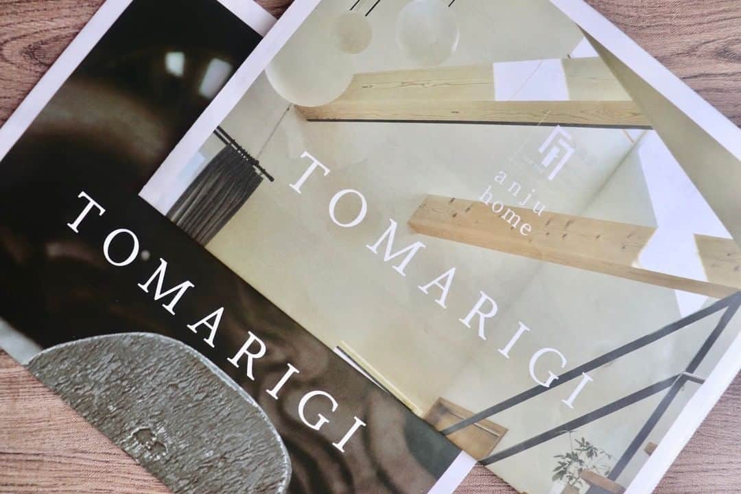あんじゅホームさんのインスタグラム写真 - (あんじゅホームInstagram)「新しいお客様フォローツール、「TOMARIGI」を創刊しました！ . あんじゅホームの「TOMARIGI」は、もうご覧いただけましたか。この8月で4号目。 OB客様へのアフターフォローの一環として毎月ご送付している他、あんじゅホーム本社、神戸市内のカフェやショップなどで無料配布しています。 . テーマは「ちょっと、暮らしをよくしたい」。 あんじゅホームで家を建てたお客様へのインタビュー、家づくりやイベントの情報、住まいのお手入れ情報、本社4階の「KOBEとまり木」でご縁をいただいた会社やお店の情報…。毎日の暮らしが、ちょっと良くなる記事をさまざまなカタチで発信していきます。ぜひご覧くださいね♪ . #あんじゅホーム#注文住宅#リノベーション#アフターサポート#リフォーム#地震に強い家#新築一戸建て#不動産#神戸#明石#三田#尼崎#工務店#設計士#設計士とつくる家#マイホーム#ライフプラン#資金計画#土地探し#快適な暮らし#自然素材#耐震#耐震構法#二世帯住宅#狭小住宅#暮らしを楽しむ#とまり木#施工事例#SE構法#TOMARIGI」8月15日 19時01分 - anjuhome