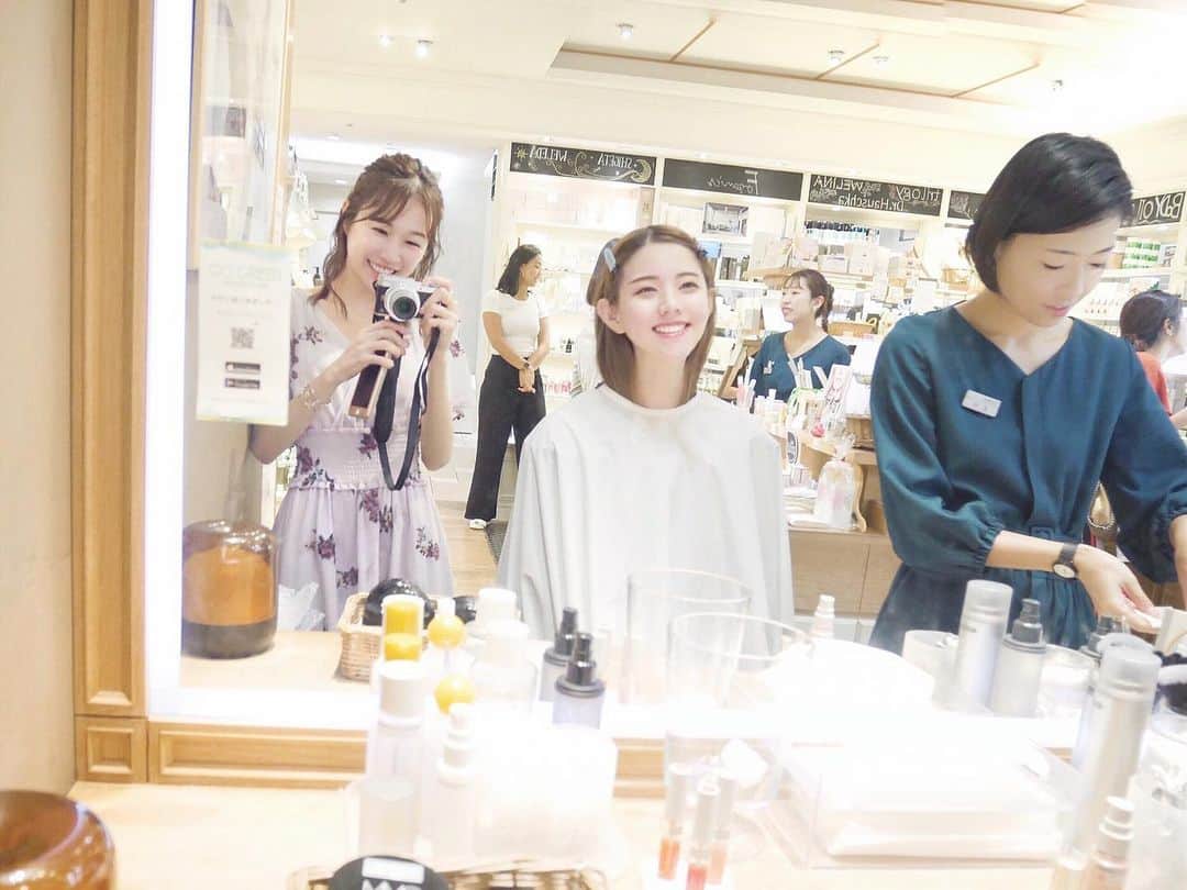 のインスタグラム：「. コスメのお話をしている時に、 私はオーガニックコスメをよく使うよって話していたら 彼女が住む国には無いから教えてってことで、 コスメキッチンへ☺️ . タッチアップして数時間後に購入したのですが、 かなり気に入ったらしく、. . •エッフェオーガニックのミルク •ナチュラグラッセのクリームファンデ •MIMCのミネラルリキッドファンデーション •ミネラルパウダーヴェール •チーク  アイメイク以外ほぼ購入してた😂凄い  それから、 私が使っているパーフェクトポーションのミントスプレーも♫  割と品薄だったから買えて良かった☺️❣️ . . 彼女は何故か 突然チークの位置にニキビが出ていてとても気にしていたのですが、翌日には治っていました✨. 何かコスメが合っていなかったのかな？ 治ってよかったです☺️. .  #makeup #メイク#ナチュラルコスメ#MIMC#naturaglace #tokyo #東京 #cosmetics #コスメ #化粧品 #beauty #美容#旅行#travel #japantravel」