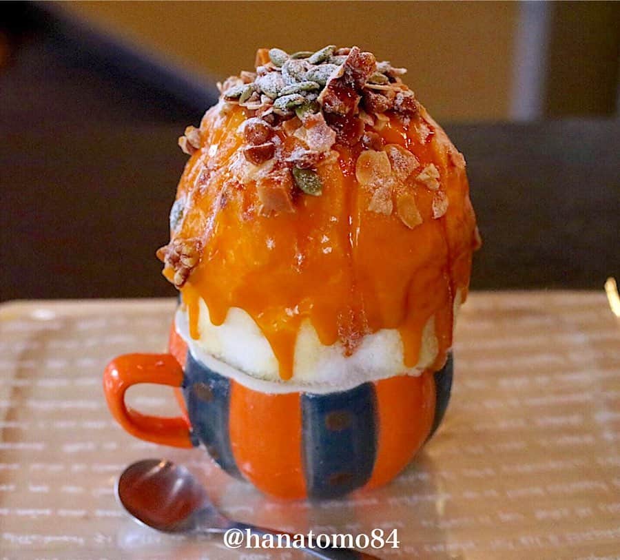 はなともさんのインスタグラム写真 - (はなともInstagram)「. . . 三軒茶屋にあるかぼちゃスイーツ専門店「KABOCHA」では、ふわふわの氷に自家製のかぼちゃソースをたっぷり掛けた、絶品かぼちゃかき氷が食べられるぞ！ . https://www.favy.jp/topics/27932 . 今回は2種類の夏季限定かき氷を紹介。 . 同店1番人気の「雪化粧かぼちゃのかき氷」(左/800円)は、“えびすかぼちゃ”と“雪化粧かぼちゃ”の 2種類のかぼちゃを使った贅沢な一品！ . 自家製のかぼちゃソースは ねっとりとした食感で濃厚な甘味が特徴です！ . 「くりりんカボチャのキャラメルナッツかき氷」(右/900円)は、ふわふわの氷にくりりんかぼちゃを使ったオリジナルソースとほろ苦いキャラメルソース、その上にさまざまなナッツを盛り付けた一品。 . くりりんかぼちゃを使った濃厚なソースとナッツの塩気、さらにすっきりとした純氷の味わいが口の中で渾然一体となり、絶妙なハーモニーを奏でます！ . かぼちゃ専門店ならではの味わいを ぜひ堪能してくださいね！ . ※かき氷の提供時間は10時〜14時まで。 材料が無くなり次第、その日の販売は終了となるので、確実に食べたい方は午前中の早い時間帯に伺うのがオススメですよ！ . . ————————————————— . 住所 : 東京都世田谷区三軒茶屋2-38-10 ‪営業時間 : ‬10:00～19:00 ‪電話番号 : ‬03-5481-1553 ‪定休日 : 不定休‬ ‪席数 : 6席‬ . 三軒茶屋駅から徒歩7分 . ————————————————— . #スイーツ大好き #スイーツ部 #カフェ部 #カフェ巡り #東京カフェ #東京スイーツ #スイーツ巡り #三軒茶屋カフェ #かき氷 #かき氷巡り #かき氷好き #かき氷部 #かき氷好きな人と繋がりたい #かき氷マニア #三軒茶屋スイーツ #はなとも三軒茶屋」8月15日 19時06分 - hanatomo84