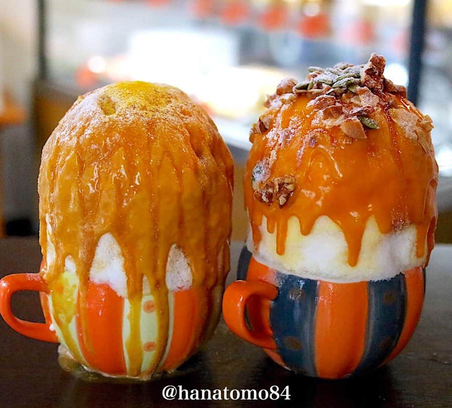 はなともさんのインスタグラム写真 - (はなともInstagram)「. . . 三軒茶屋にあるかぼちゃスイーツ専門店「KABOCHA」では、ふわふわの氷に自家製のかぼちゃソースをたっぷり掛けた、絶品かぼちゃかき氷が食べられるぞ！ . https://www.favy.jp/topics/27932 . 今回は2種類の夏季限定かき氷を紹介。 . 同店1番人気の「雪化粧かぼちゃのかき氷」(左/800円)は、“えびすかぼちゃ”と“雪化粧かぼちゃ”の 2種類のかぼちゃを使った贅沢な一品！ . 自家製のかぼちゃソースは ねっとりとした食感で濃厚な甘味が特徴です！ . 「くりりんカボチャのキャラメルナッツかき氷」(右/900円)は、ふわふわの氷にくりりんかぼちゃを使ったオリジナルソースとほろ苦いキャラメルソース、その上にさまざまなナッツを盛り付けた一品。 . くりりんかぼちゃを使った濃厚なソースとナッツの塩気、さらにすっきりとした純氷の味わいが口の中で渾然一体となり、絶妙なハーモニーを奏でます！ . かぼちゃ専門店ならではの味わいを ぜひ堪能してくださいね！ . ※かき氷の提供時間は10時〜14時まで。 材料が無くなり次第、その日の販売は終了となるので、確実に食べたい方は午前中の早い時間帯に伺うのがオススメですよ！ . . ————————————————— . 住所 : 東京都世田谷区三軒茶屋2-38-10 ‪営業時間 : ‬10:00～19:00 ‪電話番号 : ‬03-5481-1553 ‪定休日 : 不定休‬ ‪席数 : 6席‬ . 三軒茶屋駅から徒歩7分 . ————————————————— . #スイーツ大好き #スイーツ部 #カフェ部 #カフェ巡り #東京カフェ #東京スイーツ #スイーツ巡り #三軒茶屋カフェ #かき氷 #かき氷巡り #かき氷好き #かき氷部 #かき氷好きな人と繋がりたい #かき氷マニア #三軒茶屋スイーツ #はなとも三軒茶屋」8月15日 19時06分 - hanatomo84