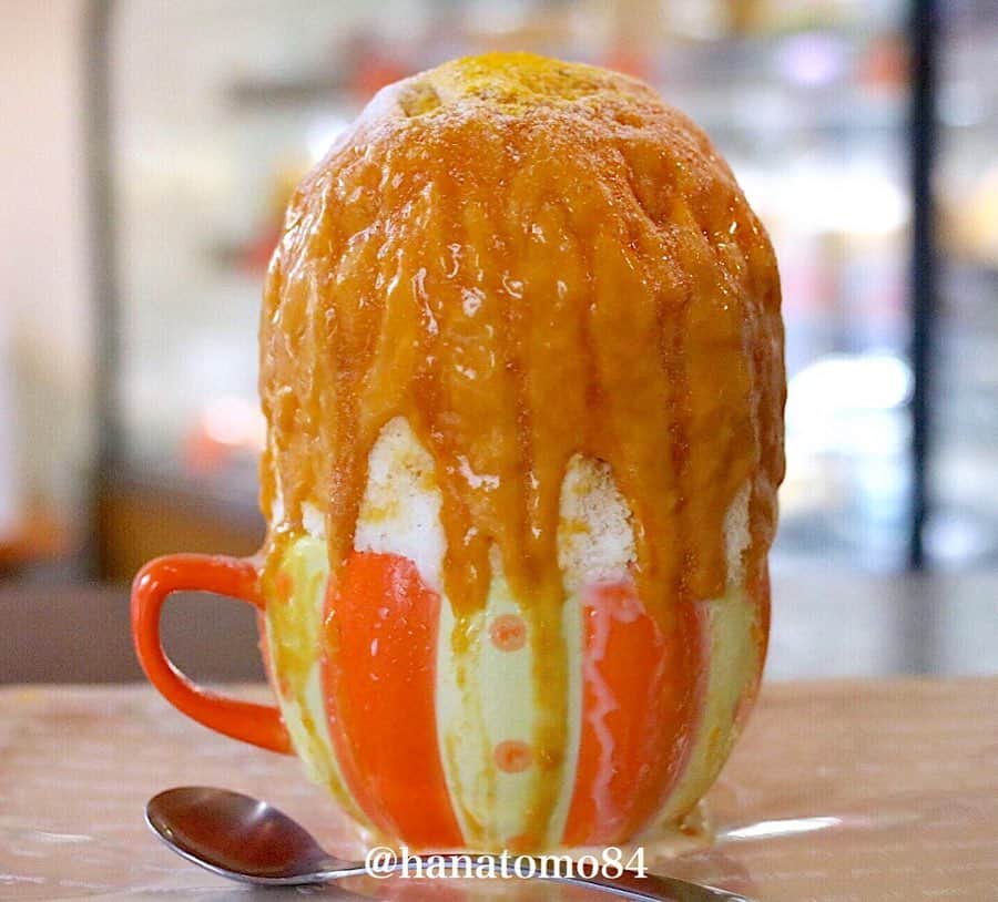 はなともさんのインスタグラム写真 - (はなともInstagram)「. . . 三軒茶屋にあるかぼちゃスイーツ専門店「KABOCHA」では、ふわふわの氷に自家製のかぼちゃソースをたっぷり掛けた、絶品かぼちゃかき氷が食べられるぞ！ . https://www.favy.jp/topics/27932 . 今回は2種類の夏季限定かき氷を紹介。 . 同店1番人気の「雪化粧かぼちゃのかき氷」(左/800円)は、“えびすかぼちゃ”と“雪化粧かぼちゃ”の 2種類のかぼちゃを使った贅沢な一品！ . 自家製のかぼちゃソースは ねっとりとした食感で濃厚な甘味が特徴です！ . 「くりりんカボチャのキャラメルナッツかき氷」(右/900円)は、ふわふわの氷にくりりんかぼちゃを使ったオリジナルソースとほろ苦いキャラメルソース、その上にさまざまなナッツを盛り付けた一品。 . くりりんかぼちゃを使った濃厚なソースとナッツの塩気、さらにすっきりとした純氷の味わいが口の中で渾然一体となり、絶妙なハーモニーを奏でます！ . かぼちゃ専門店ならではの味わいを ぜひ堪能してくださいね！ . ※かき氷の提供時間は10時〜14時まで。 材料が無くなり次第、その日の販売は終了となるので、確実に食べたい方は午前中の早い時間帯に伺うのがオススメですよ！ . . ————————————————— . 住所 : 東京都世田谷区三軒茶屋2-38-10 ‪営業時間 : ‬10:00～19:00 ‪電話番号 : ‬03-5481-1553 ‪定休日 : 不定休‬ ‪席数 : 6席‬ . 三軒茶屋駅から徒歩7分 . ————————————————— . #スイーツ大好き #スイーツ部 #カフェ部 #カフェ巡り #東京カフェ #東京スイーツ #スイーツ巡り #三軒茶屋カフェ #かき氷 #かき氷巡り #かき氷好き #かき氷部 #かき氷好きな人と繋がりたい #かき氷マニア #三軒茶屋スイーツ #はなとも三軒茶屋」8月15日 19時06分 - hanatomo84