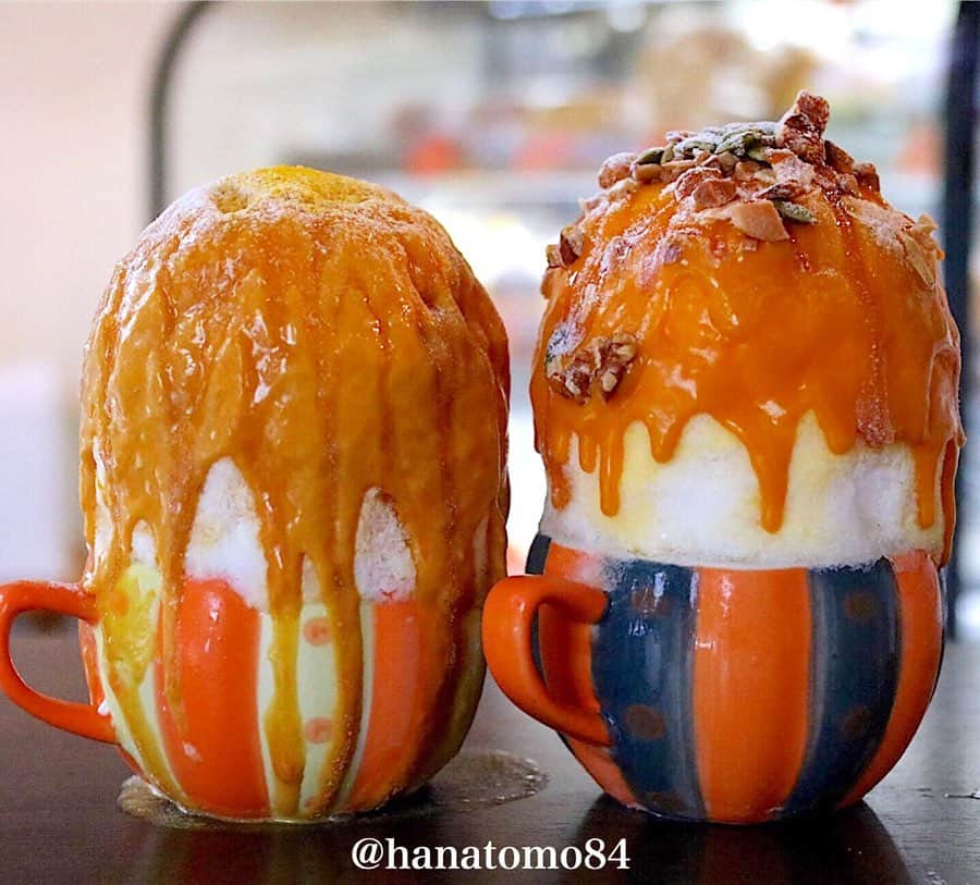 はなともさんのインスタグラム写真 - (はなともInstagram)「. . . 三軒茶屋にあるかぼちゃスイーツ専門店「KABOCHA」では、ふわふわの氷に自家製のかぼちゃソースをたっぷり掛けた、絶品かぼちゃかき氷が食べられるぞ！ . https://www.favy.jp/topics/27932 . 今回は2種類の夏季限定かき氷を紹介。 . 同店1番人気の「雪化粧かぼちゃのかき氷」(左/800円)は、“えびすかぼちゃ”と“雪化粧かぼちゃ”の 2種類のかぼちゃを使った贅沢な一品！ . 自家製のかぼちゃソースは ねっとりとした食感で濃厚な甘味が特徴です！ . 「くりりんカボチャのキャラメルナッツかき氷」(右/900円)は、ふわふわの氷にくりりんかぼちゃを使ったオリジナルソースとほろ苦いキャラメルソース、その上にさまざまなナッツを盛り付けた一品。 . くりりんかぼちゃを使った濃厚なソースとナッツの塩気、さらにすっきりとした純氷の味わいが口の中で渾然一体となり、絶妙なハーモニーを奏でます！ . かぼちゃ専門店ならではの味わいを ぜひ堪能してくださいね！ . ※かき氷の提供時間は10時〜14時まで。 材料が無くなり次第、その日の販売は終了となるので、確実に食べたい方は午前中の早い時間帯に伺うのがオススメですよ！ . . ————————————————— . 住所 : 東京都世田谷区三軒茶屋2-38-10 ‪営業時間 : ‬10:00～19:00 ‪電話番号 : ‬03-5481-1553 ‪定休日 : 不定休‬ ‪席数 : 6席‬ . 三軒茶屋駅から徒歩7分 . ————————————————— . #スイーツ大好き #スイーツ部 #カフェ部 #カフェ巡り #東京カフェ #東京スイーツ #スイーツ巡り #三軒茶屋カフェ #かき氷 #かき氷巡り #かき氷好き #かき氷部 #かき氷好きな人と繋がりたい #かき氷マニア #三軒茶屋スイーツ #はなとも三軒茶屋」8月15日 19時06分 - hanatomo84