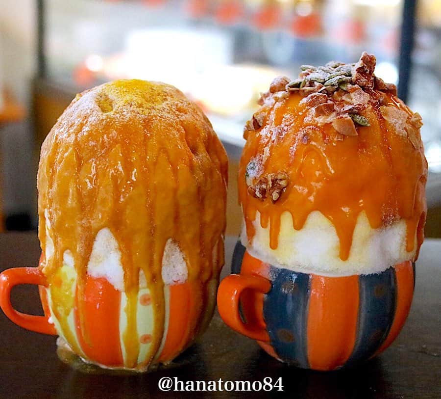 のインスタグラム：「. . . 三軒茶屋にあるかぼちゃスイーツ専門店「KABOCHA」では、ふわふわの氷に自家製のかぼちゃソースをたっぷり掛けた、絶品かぼちゃかき氷が食べられるぞ！ . https://www.favy.jp/topics/27932 . 今回は2種類の夏季限定かき氷を紹介。 . 同店1番人気の「雪化粧かぼちゃのかき氷」(左/800円)は、“えびすかぼちゃ”と“雪化粧かぼちゃ”の 2種類のかぼちゃを使った贅沢な一品！ . 自家製のかぼちゃソースは ねっとりとした食感で濃厚な甘味が特徴です！ . 「くりりんカボチャのキャラメルナッツかき氷」(右/900円)は、ふわふわの氷にくりりんかぼちゃを使ったオリジナルソースとほろ苦いキャラメルソース、その上にさまざまなナッツを盛り付けた一品。 . くりりんかぼちゃを使った濃厚なソースとナッツの塩気、さらにすっきりとした純氷の味わいが口の中で渾然一体となり、絶妙なハーモニーを奏でます！ . かぼちゃ専門店ならではの味わいを ぜひ堪能してくださいね！ . ※かき氷の提供時間は10時〜14時まで。 材料が無くなり次第、その日の販売は終了となるので、確実に食べたい方は午前中の早い時間帯に伺うのがオススメですよ！ . . ————————————————— . 住所 : 東京都世田谷区三軒茶屋2-38-10 ‪営業時間 : ‬10:00～19:00 ‪電話番号 : ‬03-5481-1553 ‪定休日 : 不定休‬ ‪席数 : 6席‬ . 三軒茶屋駅から徒歩7分 . ————————————————— . #スイーツ大好き #スイーツ部 #カフェ部 #カフェ巡り #東京カフェ #東京スイーツ #スイーツ巡り #三軒茶屋カフェ #かき氷 #かき氷巡り #かき氷好き #かき氷部 #かき氷好きな人と繋がりたい #かき氷マニア #三軒茶屋スイーツ #はなとも三軒茶屋」