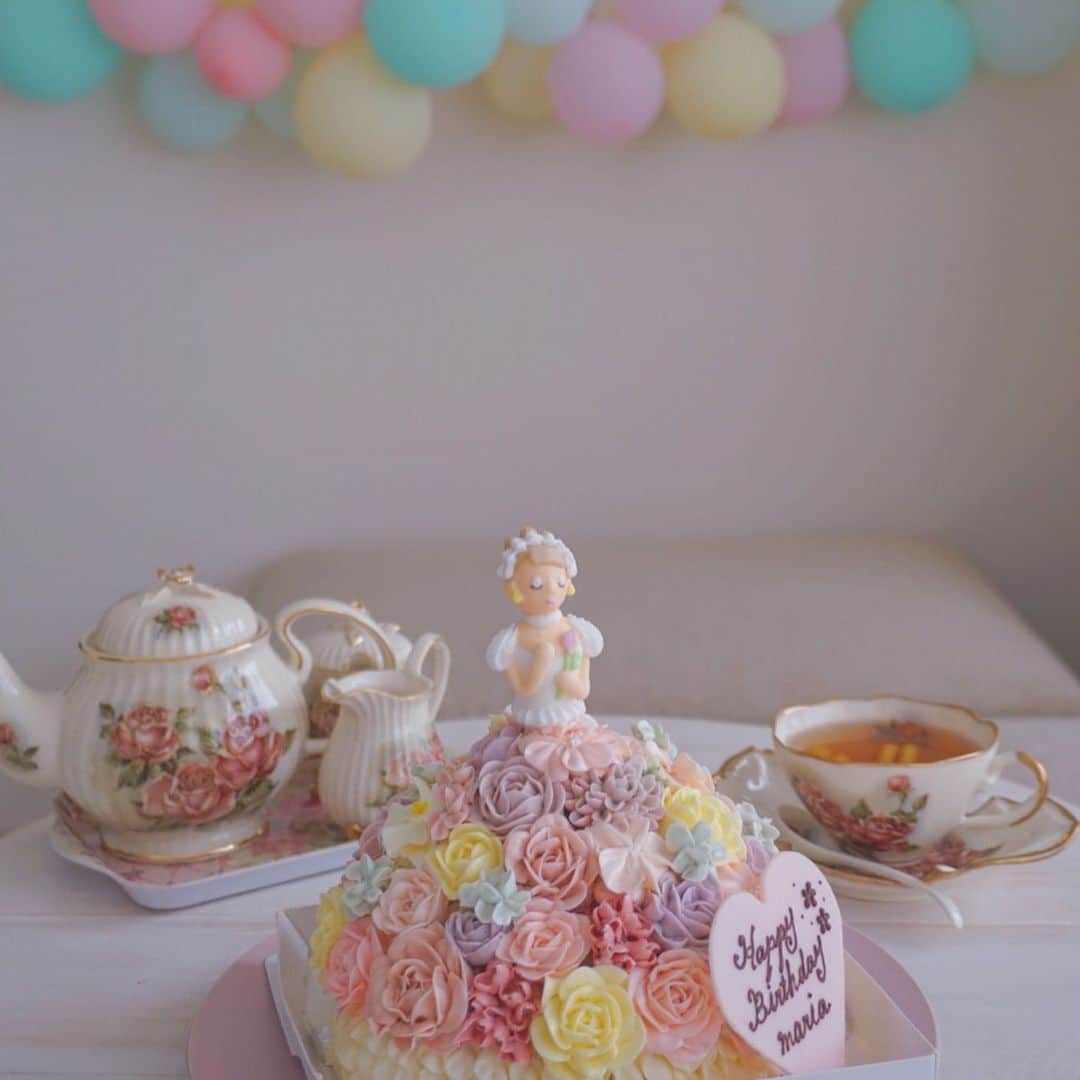 maari watanabe(まありん)さんのインスタグラム写真 - (maari watanabe(まありん)Instagram)「.*⑅︎୨୧┈︎┈︎┈︎┈︎┈︎┈︎┈┈︎┈︎┈︎┈︎┈︎୨୧⑅︎* .  世界一可愛い手作りケーキ🎂💗 私の尊敬する先生(@sakura_bloom_sweets)が誕生日に作ってくださったフラワードールケーキ。  私はこのケーキが世界でいっっっちばん可愛いと思っていて、それを作れるのは先生だけ。 切るのがもったえなくてまだ切れてないんですが中も可愛くしてくださったみたいで本当に感動です🥺  いつも信念をもってお仕事されていて、見た目も性格も華やかで可愛くて、だけどたくましくて、フラワーケーキといえば日本でまだ先生にかなう人はいなくて、本当に永遠に尊敬してます！ 宝物すぎるケーキです😭食べれない、、、😭 .*⑅︎୨୧┈︎┈︎┈︎┈︎┈︎┈︎┈┈︎┈︎┈︎┈︎┈︎୨୧⑅︎* .  #誕生日ケーキ#誕生日プレート#バースデープレート#birthdayplate#フラワーケーキ#데코레이션케이크#케이크#デコレーションプレート#お花ケーキ#おうちカフェ#手作りケーキ#インスタ映えスイーツ#フォトジェニックスイーツ#まありん誕生日プレート」8月15日 19時06分 - manyo_wt