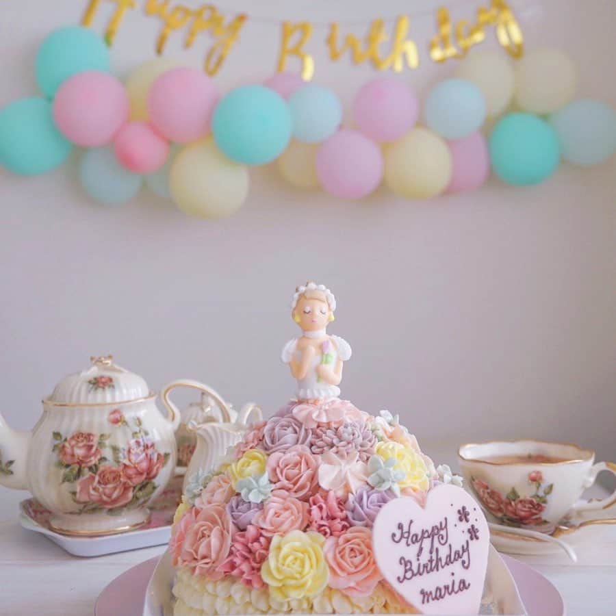 maari watanabe(まありん)さんのインスタグラム写真 - (maari watanabe(まありん)Instagram)「.*⑅︎୨୧┈︎┈︎┈︎┈︎┈︎┈︎┈┈︎┈︎┈︎┈︎┈︎୨୧⑅︎* .  世界一可愛い手作りケーキ🎂💗 私の尊敬する先生(@sakura_bloom_sweets)が誕生日に作ってくださったフラワードールケーキ。  私はこのケーキが世界でいっっっちばん可愛いと思っていて、それを作れるのは先生だけ。 切るのがもったえなくてまだ切れてないんですが中も可愛くしてくださったみたいで本当に感動です🥺  いつも信念をもってお仕事されていて、見た目も性格も華やかで可愛くて、だけどたくましくて、フラワーケーキといえば日本でまだ先生にかなう人はいなくて、本当に永遠に尊敬してます！ 宝物すぎるケーキです😭食べれない、、、😭 .*⑅︎୨୧┈︎┈︎┈︎┈︎┈︎┈︎┈┈︎┈︎┈︎┈︎┈︎୨୧⑅︎* .  #誕生日ケーキ#誕生日プレート#バースデープレート#birthdayplate#フラワーケーキ#데코레이션케이크#케이크#デコレーションプレート#お花ケーキ#おうちカフェ#手作りケーキ#インスタ映えスイーツ#フォトジェニックスイーツ#まありん誕生日プレート」8月15日 19時06分 - manyo_wt