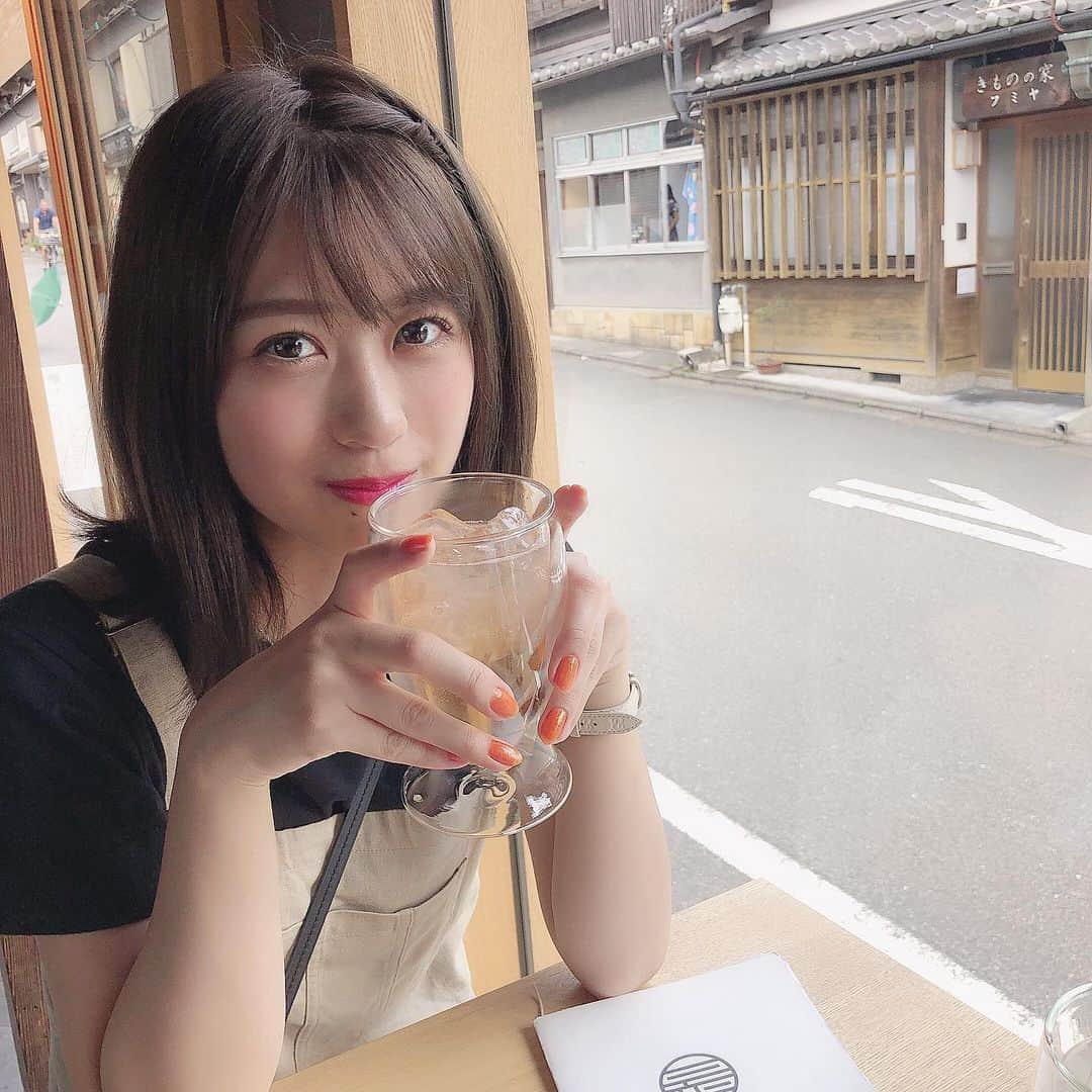 篠崎彩奈さんのインスタグラム写真 - (篠崎彩奈Instagram)「_ ツアーまであと二日！！ はぁ〜楽しみ〜🥰 今日は初めて通しリハーサルをやりました。 地元埼玉〜嬉しいな〜🥺 チケット外れてしまったという方が とってもたくさんいて会場では 会えない方も多いと思うけど 何かの形で見てもらえますように...❤︎ 会場に来てくださる方はもちろん！！ 一緒に楽しもう！！！ . . 写真は京都に行った時のです！ 清水寺行くまでの坂道にあるお店で梅酒を嗜んだの🤫 美味しくて幸せでした〜🤭💕 #ツアー #川越 #前髪アレンジ #オレンジネイル」8月15日 19時08分 - ayana.s_official