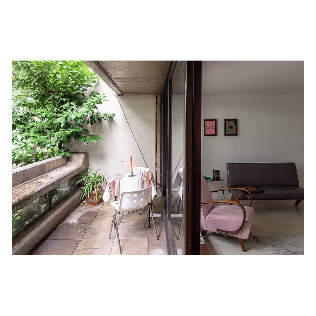 The Modern Houseさんのインスタグラム写真 - (The Modern HouseInstagram)「#forsale Open House: architect Peter Culley on colour, form and working with limits at his Brutalist home in north London. Link in our bio to read more about Peter's life in the space and see the sales listing.」8月15日 19時08分 - themodernhouse