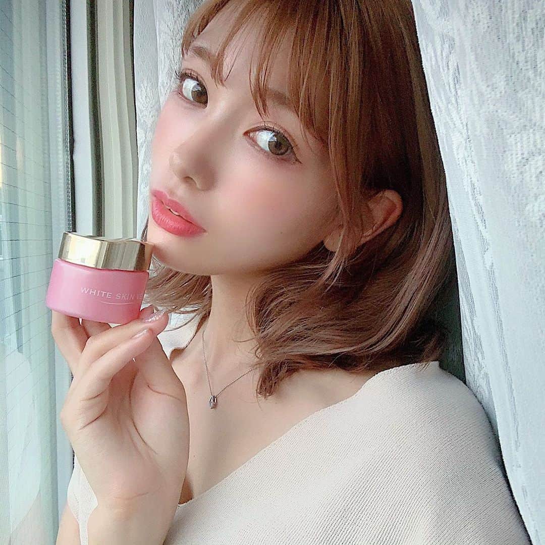 のインスタグラム：「この時期使える優秀コスメ教えてもらった🥰 . ホワイトスキンヴェールって言うんだけどムースみたいになってて化粧の最初に塗るとサラッとして毛穴カバーされる＋崩れにくくなる🤣❤️ . 大活躍〜💪🏻🌈 . . #ホワイトスキンヴェール #pr」