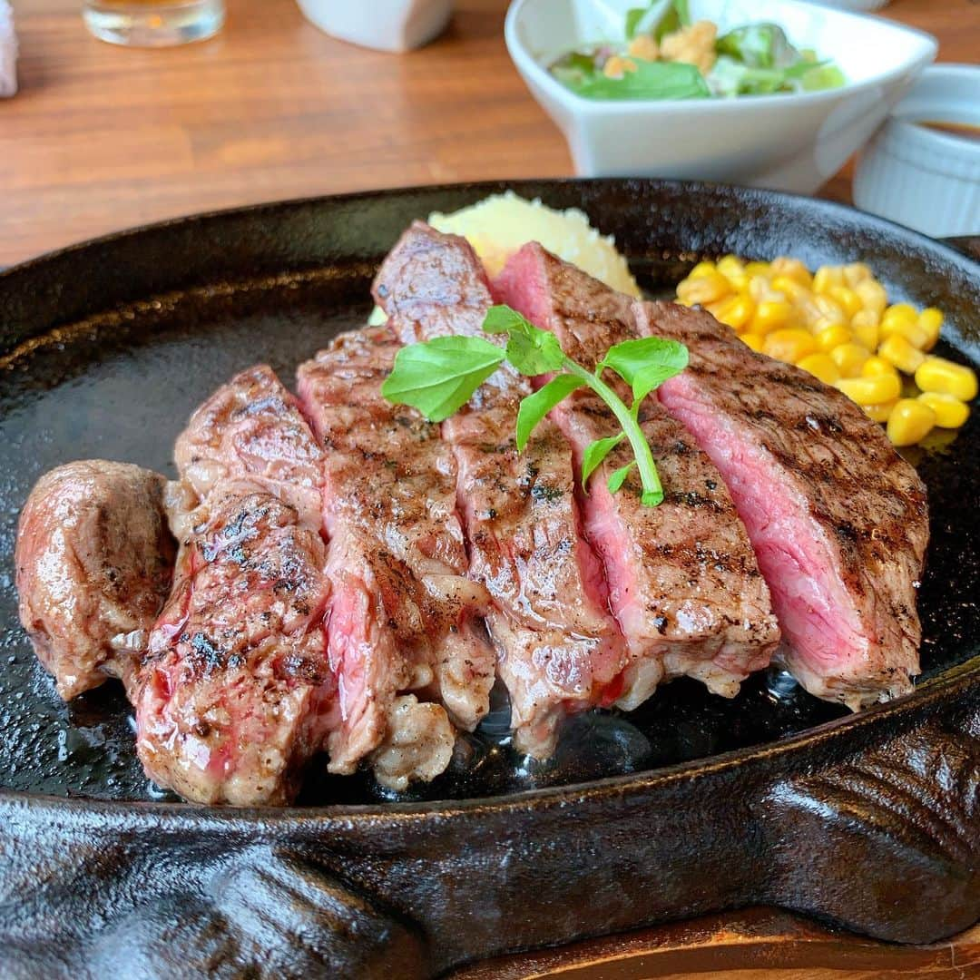 吉川ちかさんのインスタグラム写真 - (吉川ちかInstagram)「ちえと成田にいった時に ステーキハウス成田で (@steakhouse_narita )で 激うまステーキ食べてきた🥺💓 . ここ去年もいったんだけど 忘れなれなくて また今年もいきました😝💕 お勧めはバターのソースが あるんだけどそれがおすすめ🤚 . #成田#成田観光#成田観光スポット #ステーキハウス成田#ステーキハウス#タンパク質#肉#お肉#ランチ」8月15日 19時22分 - yoshikawachika_1116