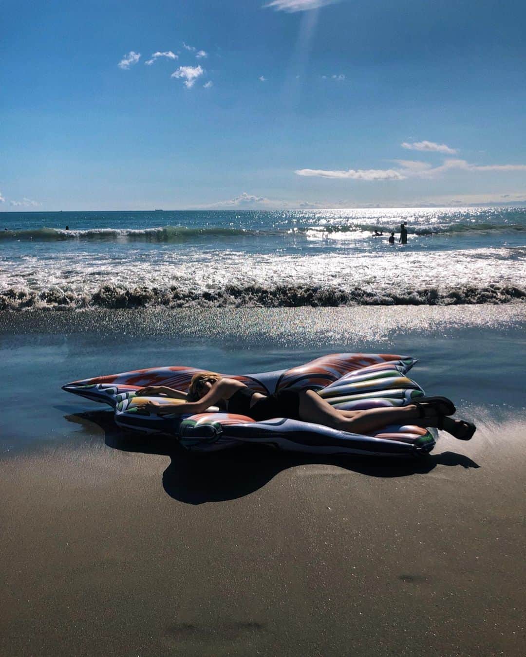 PELIのインスタグラム：「🌊🛌🌊 MISSONI✖️FUNBOY のバタフライフロート🦋 海のベッド🛏🏖これで沢山遊びました!! #MISSONI #FUNBOY #butterflyFLOAT」