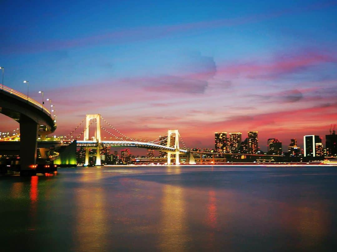 豊大槻さんのインスタグラム写真 - (豊大槻Instagram)「#tokyobay #rainbowbidge  #eveningview  #composit #東京湾 #レインボーブリッジ #夕景  #比較明合成」8月15日 19時17分 - yutakachi