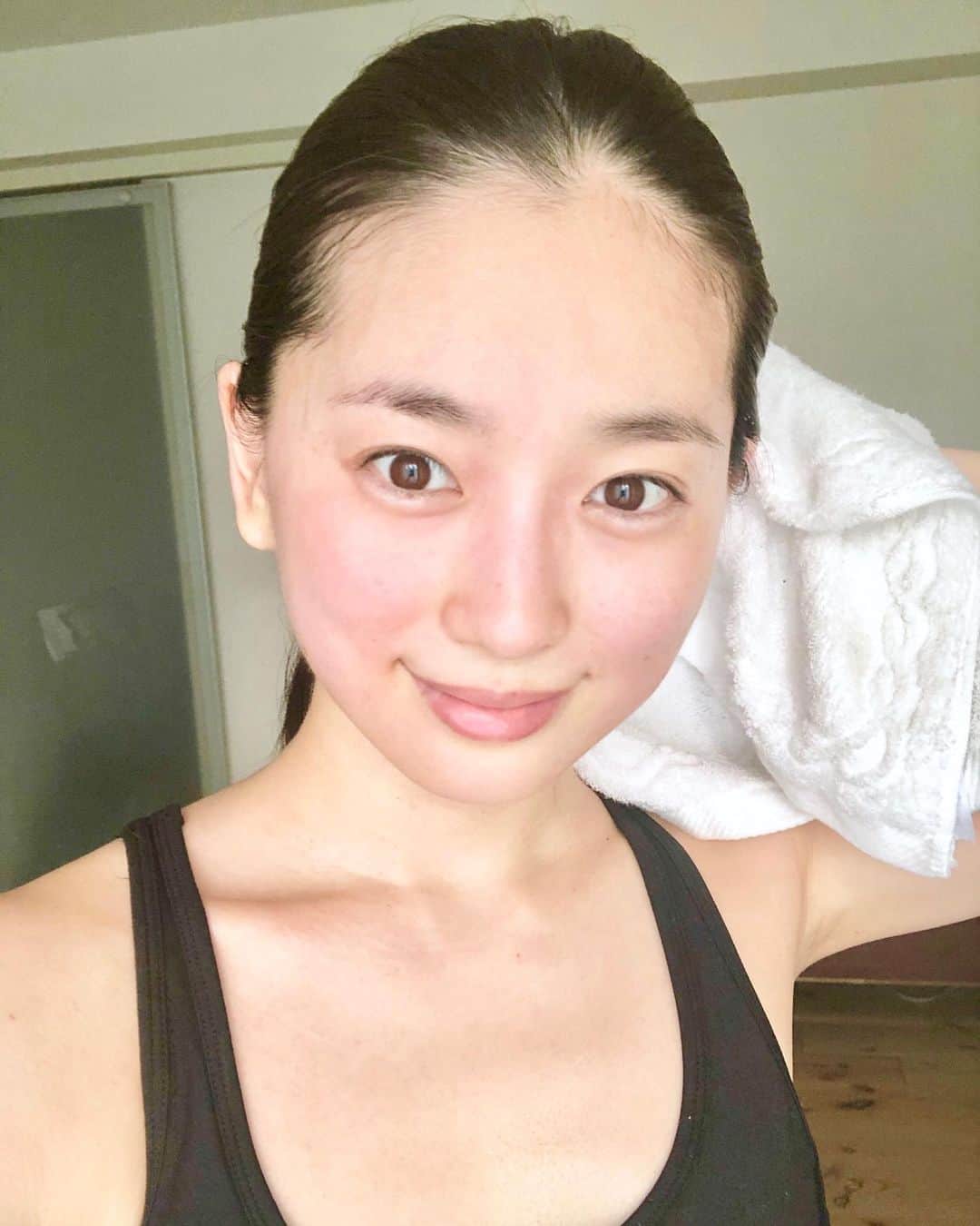 のインスタグラム：「人生初の7kmラン🏃‍♀️♫♫ 汗いっぱいかいて毛穴も顔もすっきり 美容的に汗が1番のエッセンスらしいよ✌︎✴︎✴︎✴︎ (バスケの1試合でどんだけ走ってたかわかんないけど 通しで測って7km走ったのはおはつ🥺) #走るの楽しくなってきたぞ  #Netflixさまさまです #GYM#training#松永ちさと」
