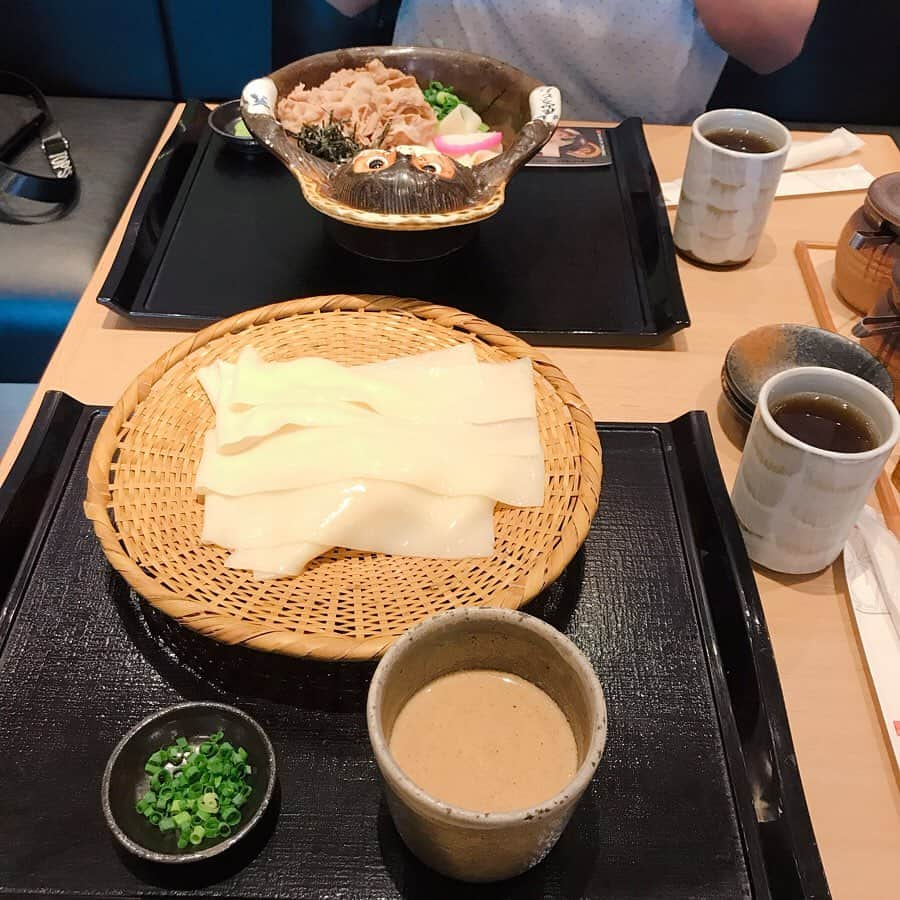 りょうくんグルメさんのインスタグラム写真 - (りょうくんグルメInstagram)「【銀座 花山うどん】 群馬名物、ひもかわうどんの食べられるお店💁‍♂️ ⠀ 🏠#銀座 #花山うどん 🚶‍♂️東銀座駅徒歩2分 📖単品ざる鬼(胡麻)(¥800) 鬼釜(¥980) ⠀ うどんの常識を覆す、ひもかわうどん。 ⠀ 平べったく太い。食感も、もちもちつるつるしてすごく美味しい。 ⠀ ざるはインスタだと少なく見えるけど、実際は十分な量が入ってる。 ⠀ ふつうのうどんよりも、麺が主役だって主張が強い。 ⠀ ざるはタレを醤油か胡麻で選べたけど、胡麻がうますぎた。 ⠀ 一緒に言った人いわく、ざるよりも具の入ってる鬼釜のほうが美味しいと。 ⠀ ちなみにうどんは二種類から選べるけど、ひもかわうどん控えめに言って最高。 ⠀ お昼はオープン後10分で満席。 30分後には10人待ちくらい。 お一人様客もいる。男女割合半々、年齢も様々、外国人旅行客も多い。 ⠀ ほんと美味しいからオススメ！  ランチ11:30〜16:00 夜18:00〜」8月15日 19時18分 - uryo1113