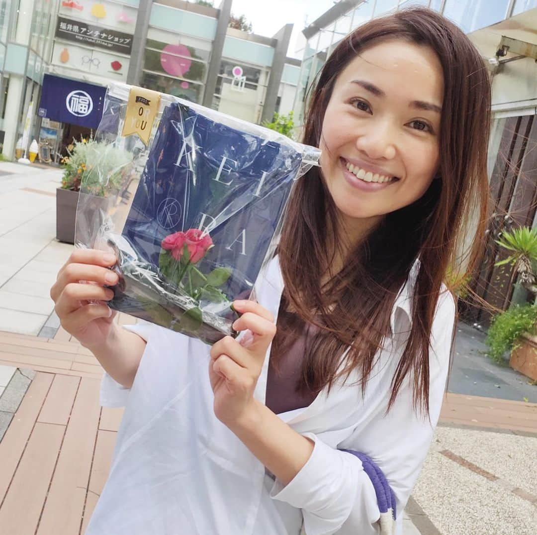 伊藤春香さんのインスタグラム写真 - (伊藤春香Instagram)「整体師の麗華さん ﻿ @reikaasai  とランチ✨﻿ ﻿ 麗華さんプロデュースの﻿ なめくじカッサと﻿ 着圧ソックス、﻿ 妊婦の必需品だ...😂﻿ ﻿ 病院にも持っていくつもり🙏 ﻿ #妊婦 #マタニティコーデ #マタニティワンピース﻿ #朝井麗華 #なめくじかっさ #なめくじカッサ #かっさ #着圧ソックス」8月15日 19時21分 - ha_chu