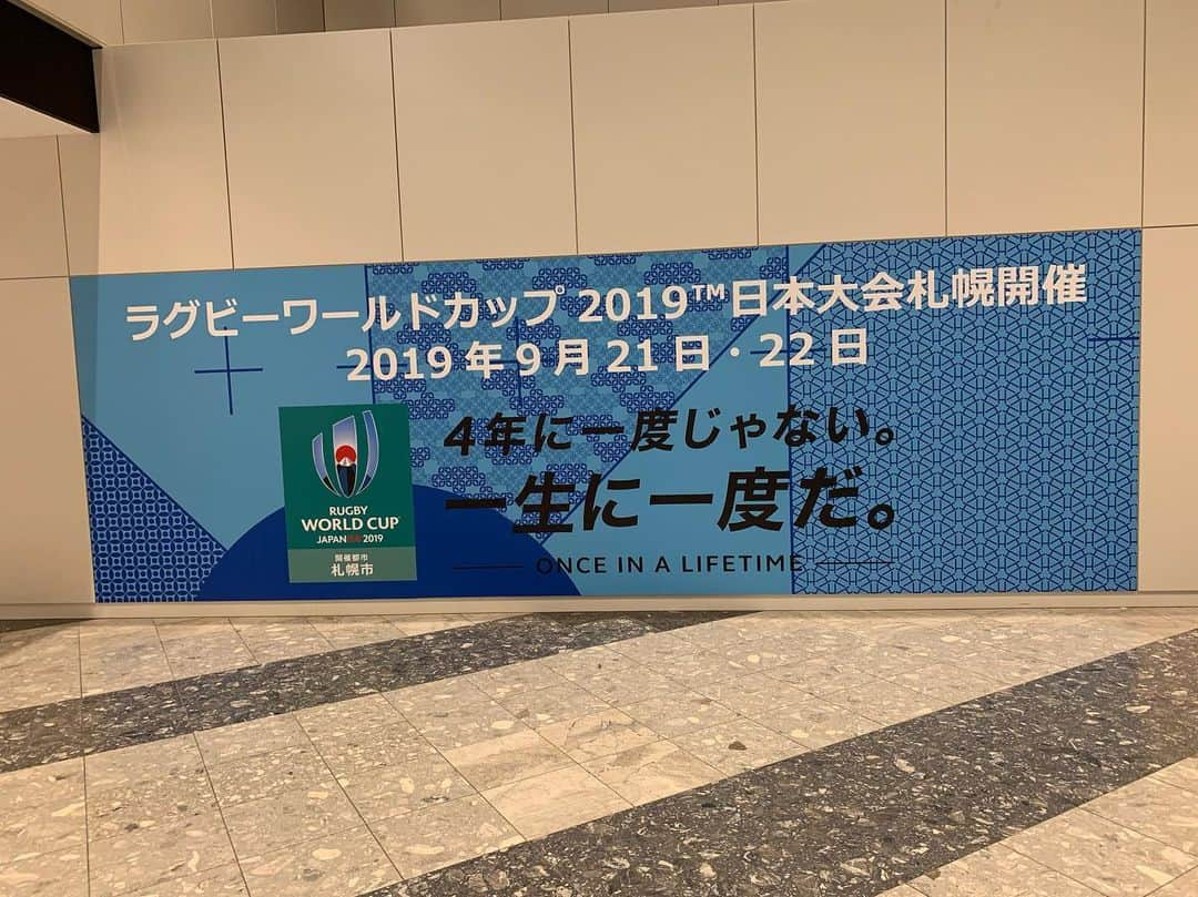 深堀圭一郎さんのインスタグラム写真 - (深堀圭一郎Instagram)「今週は北海道 ^_^ 札幌オープンに初めて出場します 空港で ワールドカップラグビーの告知 是非現場で観戦してみたいです  #札幌オープン  #ワールドカップラグビー  #深堀圭一郎」8月15日 19時24分 - keiichirofukabori