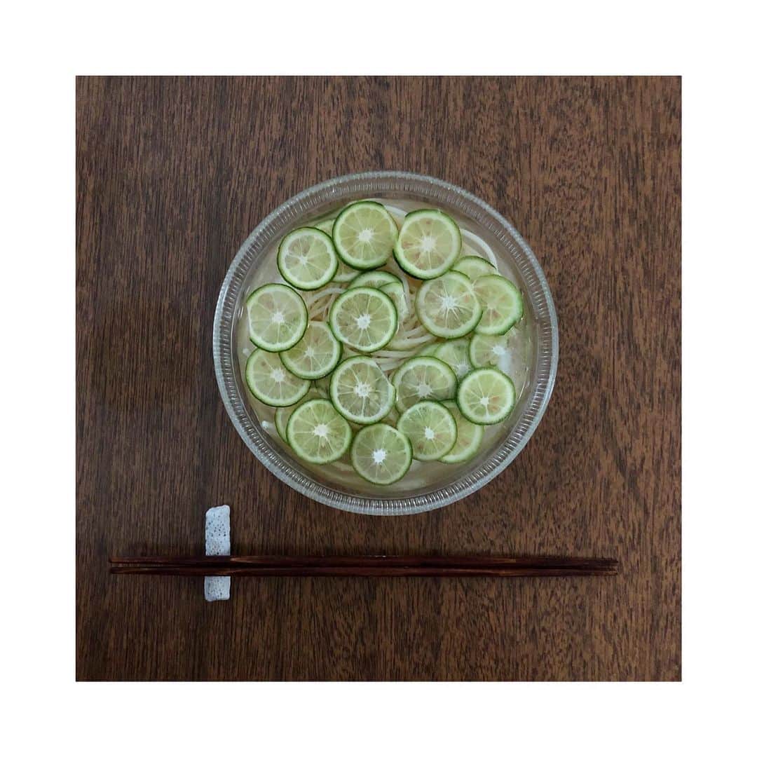 井山三希子さんのインスタグラム写真 - (井山三希子Instagram)「今日は食べる前に 乾麺の蕎麦があるかと思ったら無かった ので、すだち素麺！」8月15日 19時26分 - nikoyagi