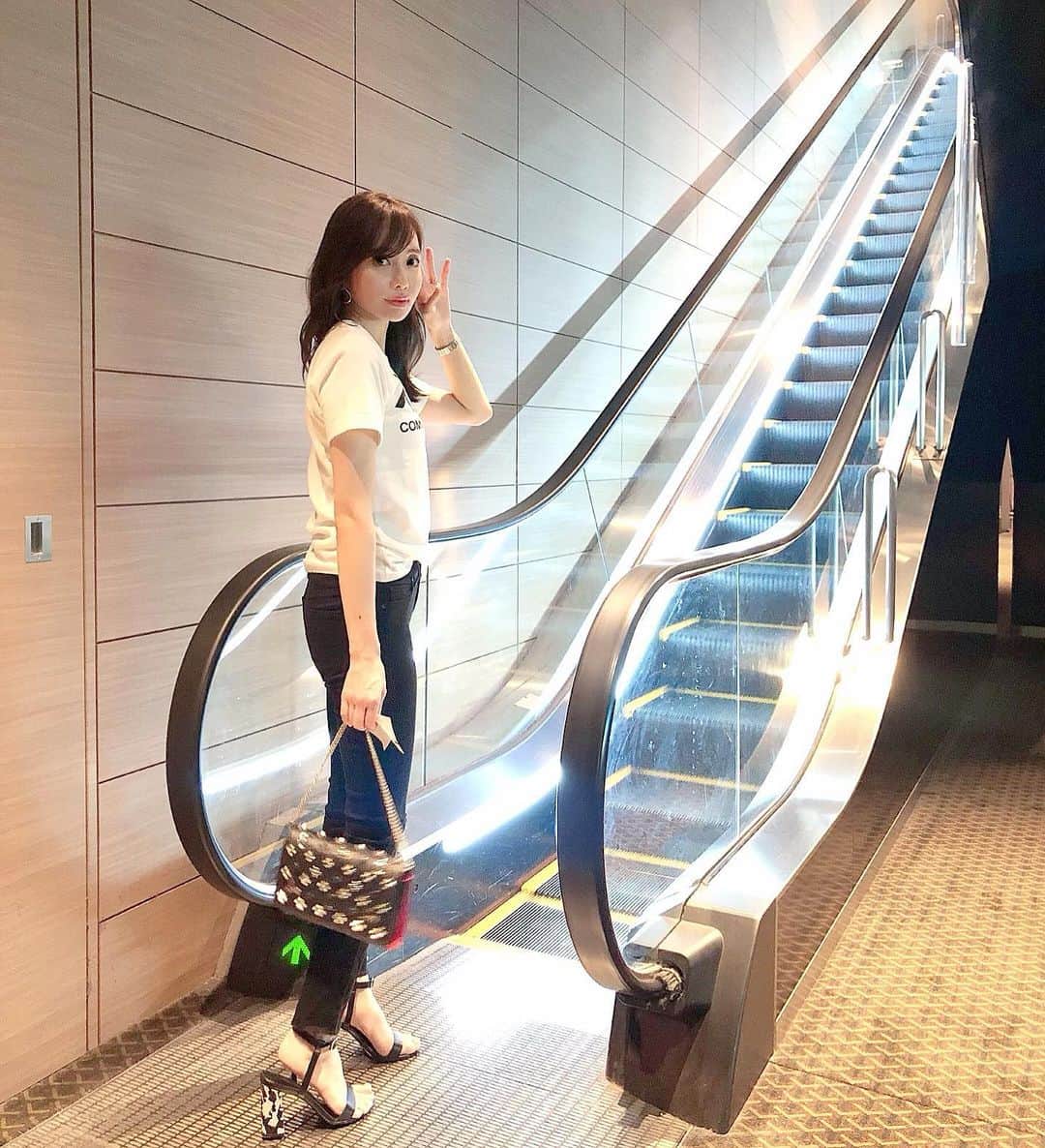 のインスタグラム：「たまにモノトーン👖 今更ながらトイストーリー4観にTOHOシネマ新宿へ行きました🚶‍♀️ 久しぶりの新宿にドキドキやったー🥺  tops @commedesgarcons  pants @ungrid_official  bag @louboutinworld  shoes @charleskeith_jp  #ootd#fashion#cordinate#commedesgarcons #ungrid#christianlouboutin #charlesandkeith #cinema#新宿」