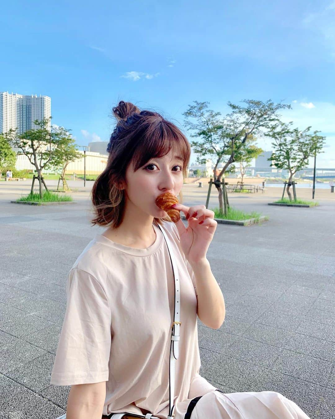 水野佐彩さんのインスタグラム写真 - (水野佐彩Instagram)「・ クロワッサンが止まらぬ🥐 ミニクロワッサンなのに 何個も食べたらミニの意味が、、🐷🥐笑 そして歯にも唇にも散らかり放題になる🥺 クロワッサンに振り回された日だったわ🥐 クロワッサンが好きすぎて パン屋さん入ると必ず買います。 クロワッサンは飲み物ではないけれど 1キロカロリーだと思って食べています😊❤️❤️ #coordinate  one-piece#glamorousgarden @glamorous_garden  shoes#chloe @chloe  bag#louisvuitton @louisvuitton  #sサイズコーデ  #153cmコーデ #おちびコーデ #おちびの輪 #150cmコーデ」8月15日 19時29分 - saaya_mizuno