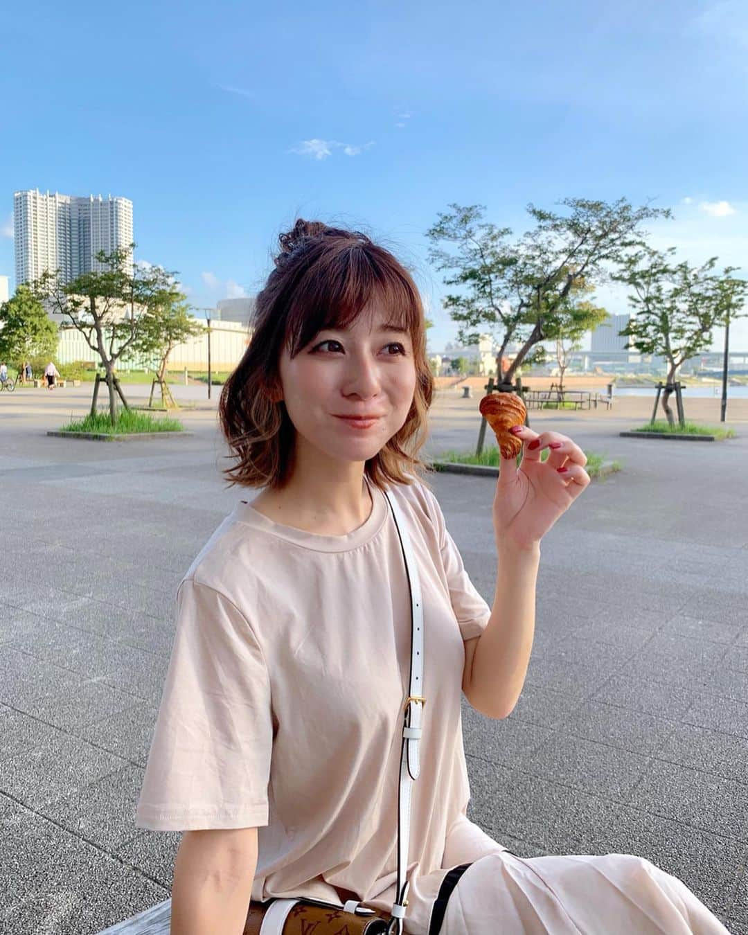 水野佐彩さんのインスタグラム写真 - (水野佐彩Instagram)「・ クロワッサンが止まらぬ🥐 ミニクロワッサンなのに 何個も食べたらミニの意味が、、🐷🥐笑 そして歯にも唇にも散らかり放題になる🥺 クロワッサンに振り回された日だったわ🥐 クロワッサンが好きすぎて パン屋さん入ると必ず買います。 クロワッサンは飲み物ではないけれど 1キロカロリーだと思って食べています😊❤️❤️ #coordinate  one-piece#glamorousgarden @glamorous_garden  shoes#chloe @chloe  bag#louisvuitton @louisvuitton  #sサイズコーデ  #153cmコーデ #おちびコーデ #おちびの輪 #150cmコーデ」8月15日 19時29分 - saaya_mizuno