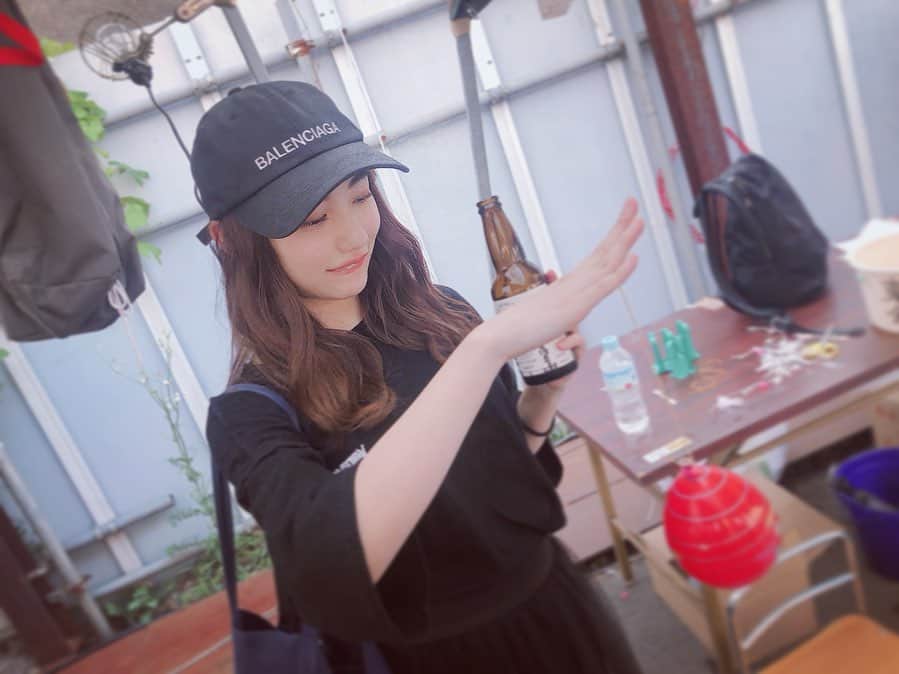 のインスタグラム：「🎈🍻﻿ ﻿ ﻿ ﻿ 夏らしい事はしましたか？？？﻿ 毎日稽古の日々は、笑いがたくさん溢れていて、﻿ 刺激的な日々を送っております◡̈⃝︎◡̈⃝︎﻿ ﻿ ﻿ #summer #festival #関根優那 #ヨーヨー #ビール﻿ #ファッション全部黒」