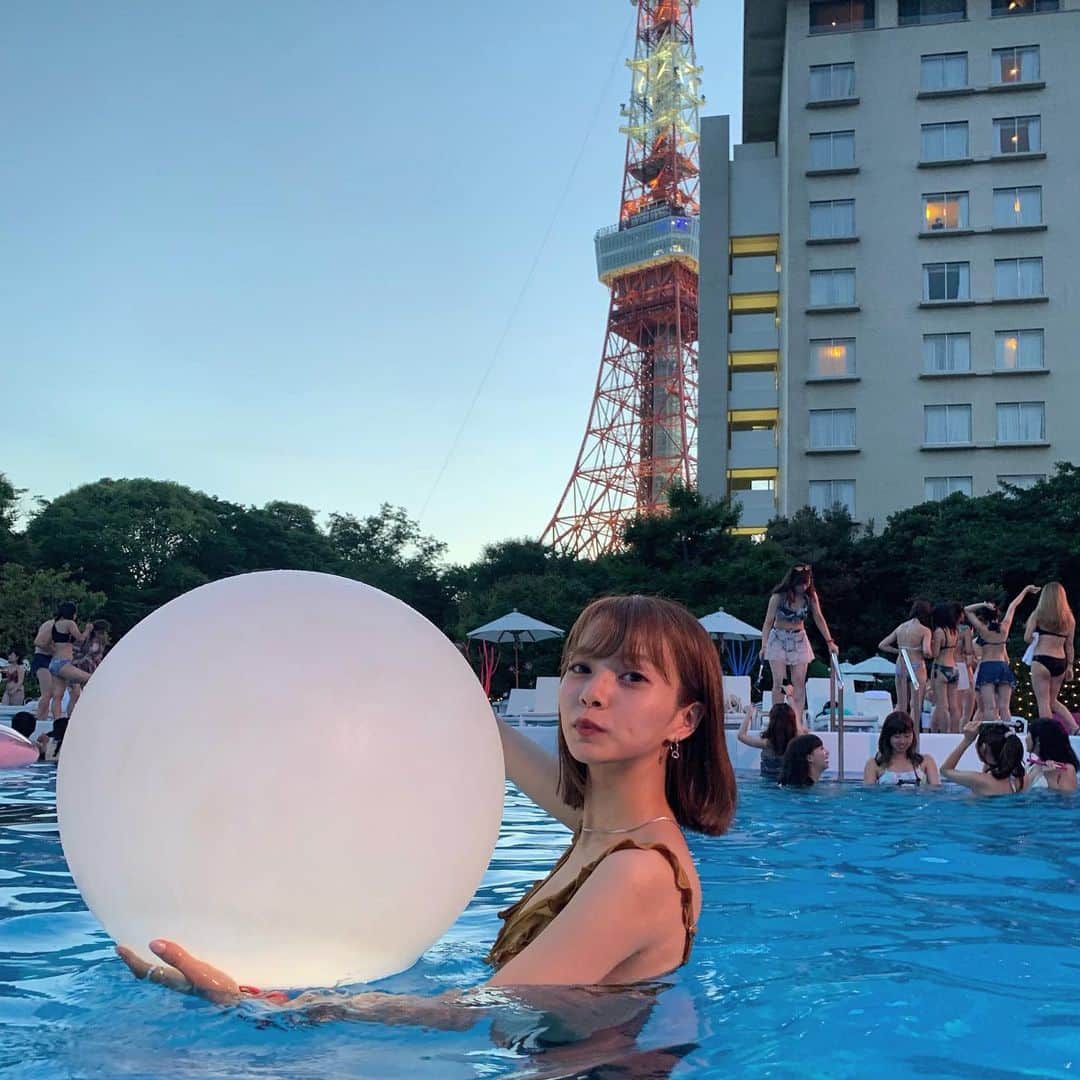 小田川エリカさんのインスタグラム写真 - (小田川エリカInstagram)「・ 人生初のナイトプール 👙 とにかく映えの空間でした。笑 #ナイトプール#東京プリンスホテル」8月15日 19時33分 - 0904.erika