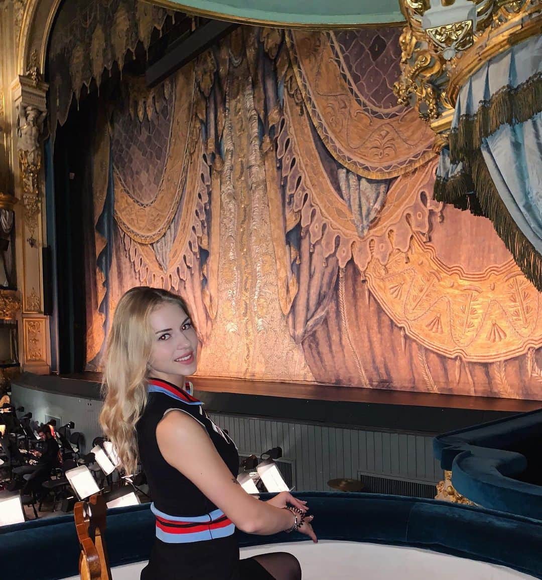 アンゲリーナ・クチヴァルスカさんのインスタグラム写真 - (アンゲリーナ・クチヴァルスカInstagram)「Вчера был потрясающий вечер, сходили с @kolomiets_ice и @tema_lezheev на великолепный балет «Лебединое озеро». 😍✨」8月15日 19時41分 - angeliiinaa__