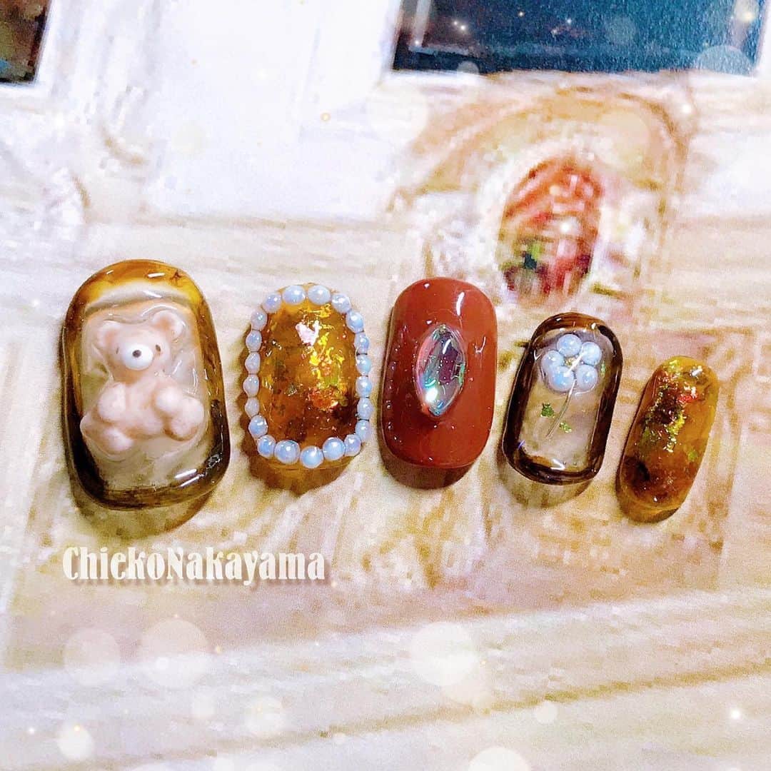 なかやまちえこのインスタグラム：「秋のべっ甲ネイル🍂 #nail #nails #nailart #ネイル #美甲 #ネイルアート  #clou #nagel #ongle #ongles #unghia #japanesenailart #manucure #네일 #젤네일 #네일아트 #네일리스트 #japanesenails #manicurist #gelnails #秋ネイル #autumnnail #べっ甲ネイル #くまネイル #囲みべっ甲 @pregelofficial  8/23のPREGELミューズの新色 テラコッタブラウン（S200）、 クリアハニー（S210）、クリアブラウン（S211） と、べっ甲 マザーズブラック、 きまぐれキャット ジュエル 7942.7941 くま PREGEL 282.248.L10、PremDoll 722  シリコンモールド くま AuroraFlake トパーズ 金箔」
