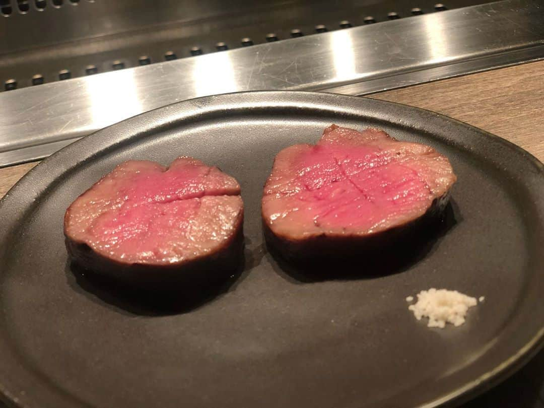 岸明日香さんのインスタグラム写真 - (岸明日香Instagram)「まっちーと肉🍖映画デート🤤  USHIGORO.Sいってきました💓  お肉、、とろけた幸せすぎた、、🍖🥺💕 #USHIGORO #焼肉 #焼き奉行 #焼いてもらうときの顔真剣すぎ笑笑 #ushigoro #うしごろ」8月15日 19時43分 - aspoo02