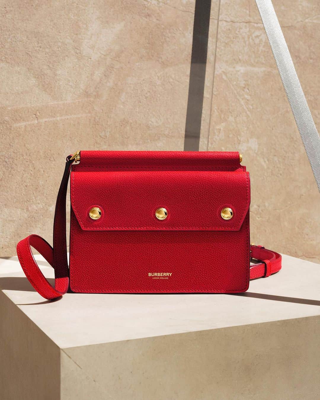 のインスタグラム：「A bold new silhouette . Our new house code, #TheTitleBag. First introduced on the runway and reimagined in pocket proportions and striking new hues – perfect for day to evening styling . An iconic bag for the #Burberry woman . #BurberryGeneration」