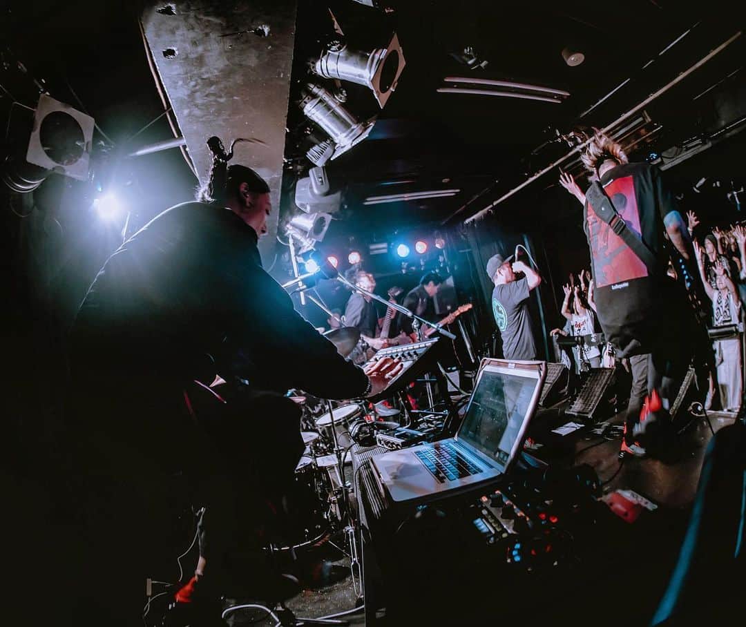 KAI_SHiNEのインスタグラム：「0813 KiNG CHiMERA@DROP🔥 Thanxxx&Congrats‼︎‼︎🙌🙌🙌🙌 Big up 2 @u_z_m_k_official 🌪  Pix by @ayumee_gdw  #yamaarashi #live #life #vibe #osaka #kingchimera #clubdrop #16thanniv #三つ編みの浮遊感  #後でも飛んでます #山嵐 #感謝 #jp」