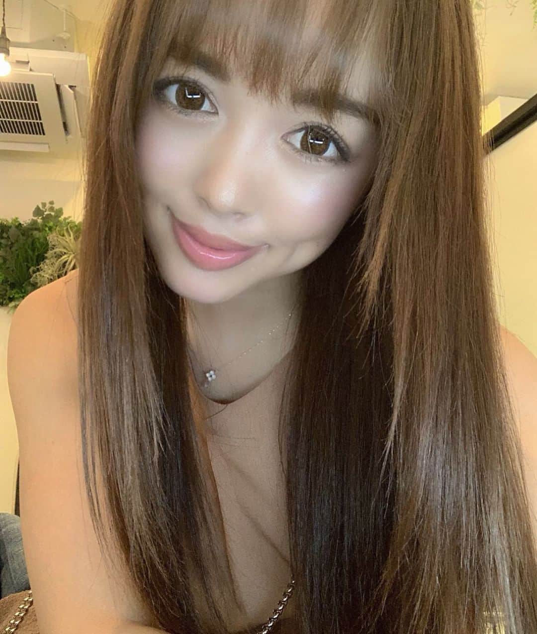 のインスタグラム：「Beauty day♡﻿ ﻿ ﻿ 最近お世話になってるアールサロンで、﻿ 3回目のミネコラトリートメント✨﻿ ﻿ ﻿ プラチナのミネコラを使用してくれているから﻿ どんどん髪の毛の質が変わってきた♡﻿ ﻿ ﻿ 今回はゆいしょーちゃんと行ってきました💓﻿ ﻿ ﻿ @rr_salon.aoyama  ありがとうございました✨﻿ ﻿ ﻿ そしてそして♡﻿ 昔からずっとお世話になってる共立美容へ💓﻿ ﻿ ﻿ 海も行ったし、紫外線でシミの予備軍も﻿ たくさんでしてしまったと思うので、﻿ 増やさないように、レーザーしてきました♡﻿ ﻿ 定期的に通って、日焼け対策もしっかりして﻿ 増えないように、頑張ろうっと✨✨﻿ ﻿ @kyoritsu_shibuya  ありがとうございました！！ ﻿ ﻿ 今週は悪天候ですねー💦﻿ 直撃している地方の方、怪我のないよう、気をつけてくださいね！！！﻿ ﻿ もうお盆も終わりかな？﻿ 素敵なお盆休みを♡」