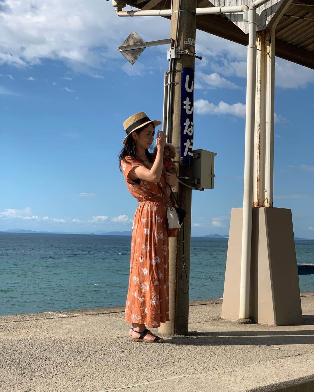 日下裕江さんのインスタグラム写真 - (日下裕江Instagram)「しもなだ  海に駅があるみたい  気持ちいい  #しもなだ駅 #下灘駅 #日本一海に近い駅 #日本一海に近い駅だった #ロケ地」8月15日 19時55分 - hiroe___h