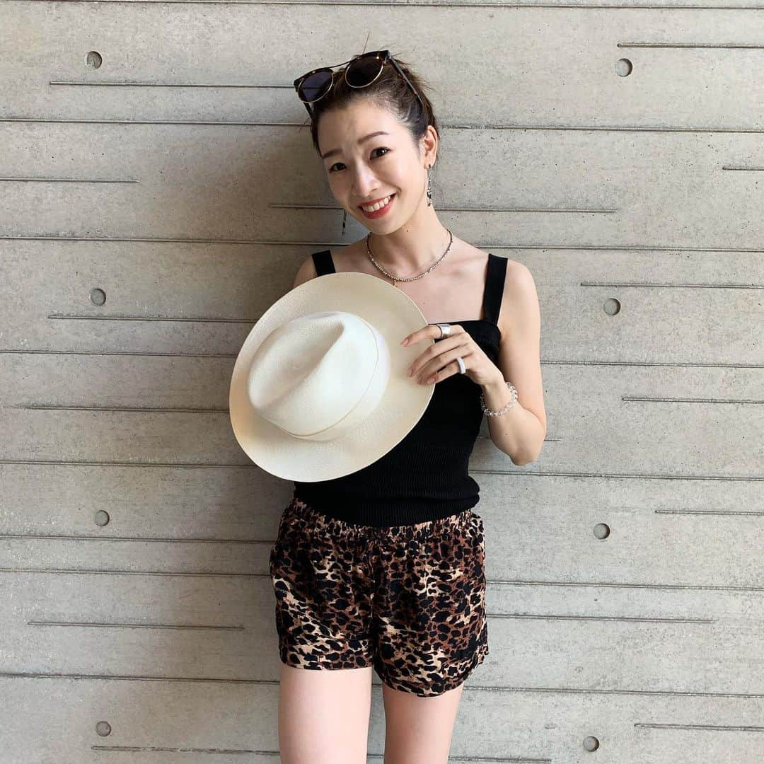 石井亜美さんのインスタグラム写真 - (石井亜美Instagram)「🐆 . 春夏秋冬ヒョウ柄が好き！！ パンツはみりが昔オーストラリアで買ったものらしい。 #あみの湘南生活 . . #hayama #shonanlife #havaianas #zaful #fashion」8月15日 20時06分 - ami_ishii_