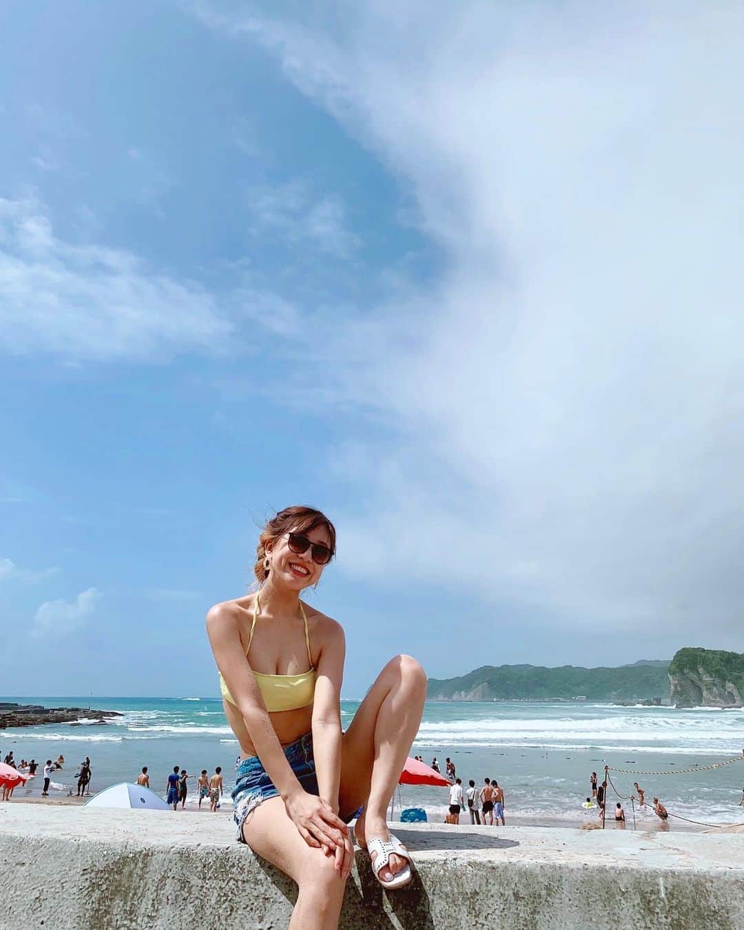 本橋優華のインスタグラム：「昼の海◡̈⃝* 晴れ空 #summervacation#seaside#beach#siswimsuit#swimwear#bikini#goodtime#fun#chiba#japan」