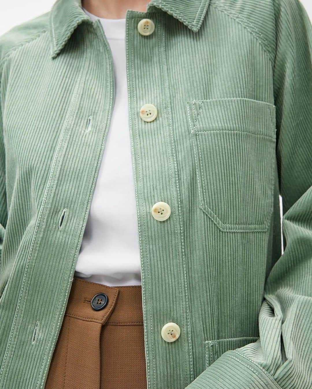 ARKETさんのインスタグラム写真 - (ARKETInstagram)「Crafted from a premium corduroy fabric woven by an Italian mill, this belted layering piece features a workwear-inspired design : link in bio. - #ARKET #mint」8月15日 20時02分 - arketofficial